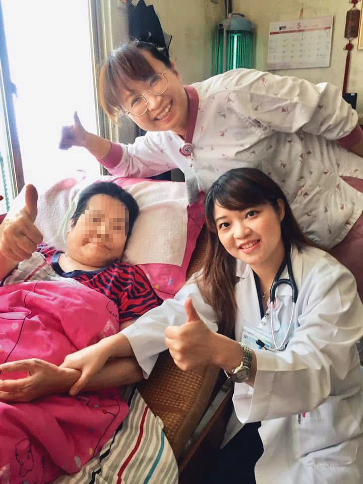 謝宛婷(右前)與選擇居家安寧的病人(左),病人雖是慢性阻塞性肺病末期,但很有精神,每個月都要和團隊拍一張照片。(謝宛婷提供)