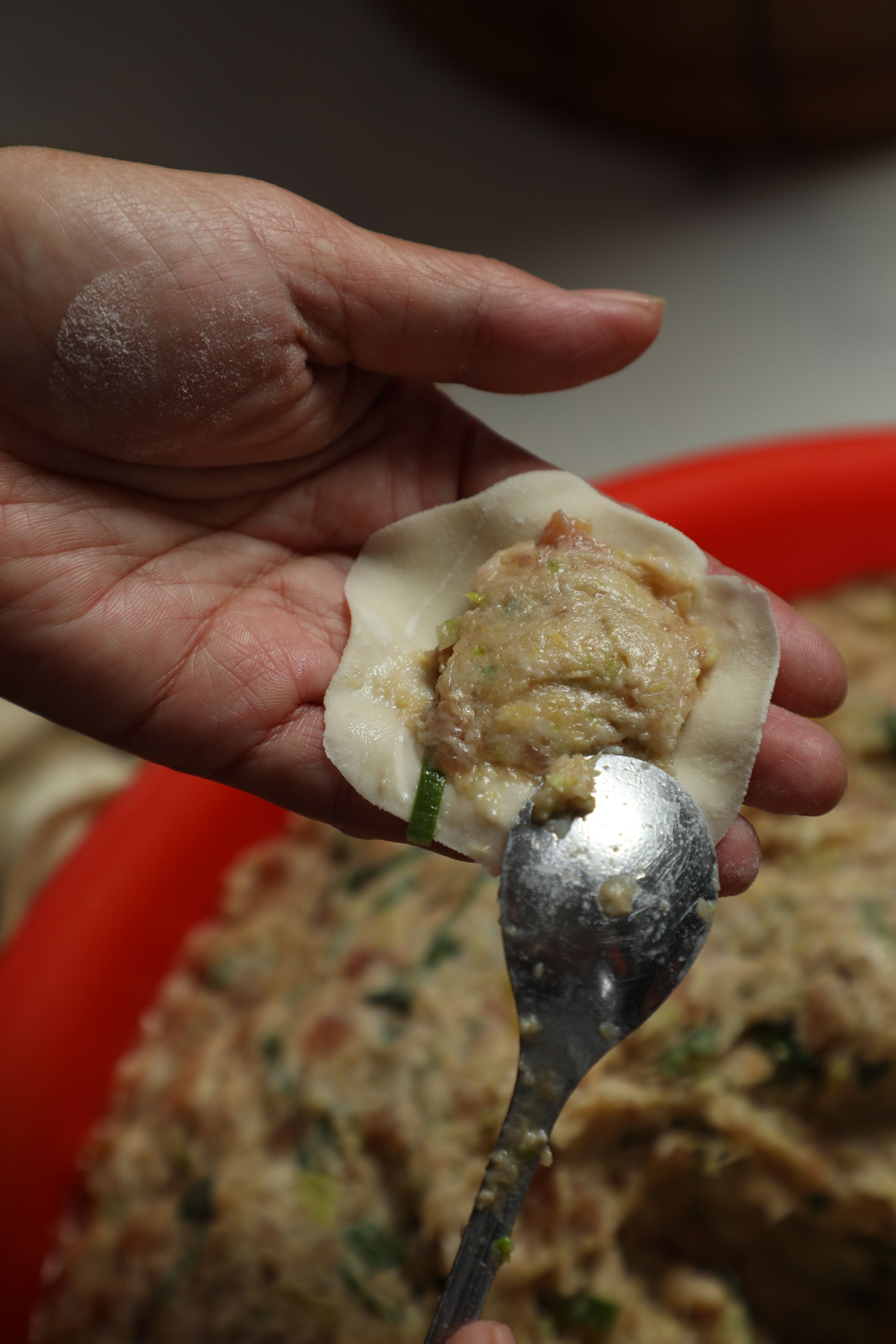使用溫體豬絞肉與高山高麗菜製作的內餡,全是手工現包。