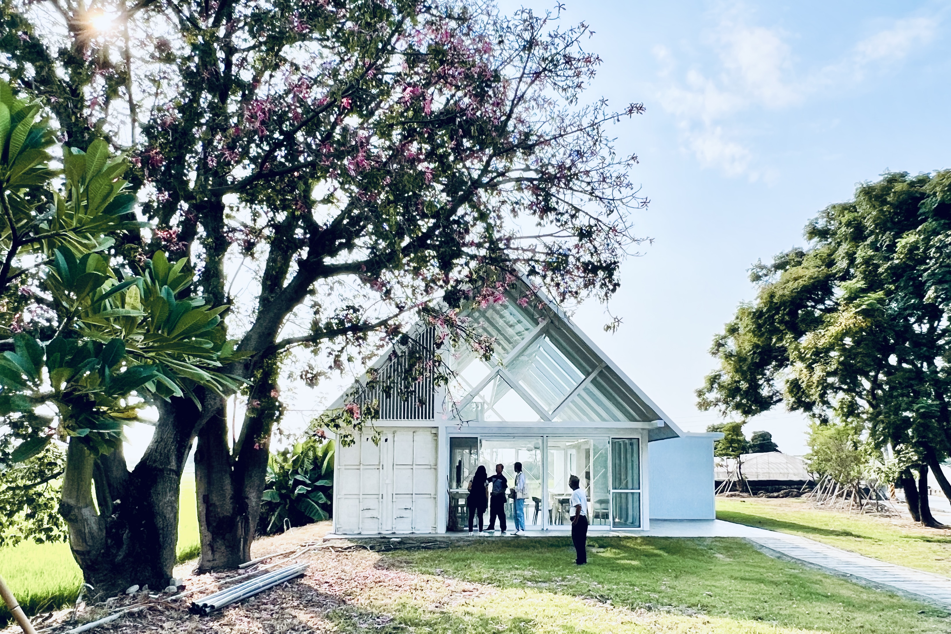 紫葡小書屋的全白外觀，現代化造型十分亮眼。