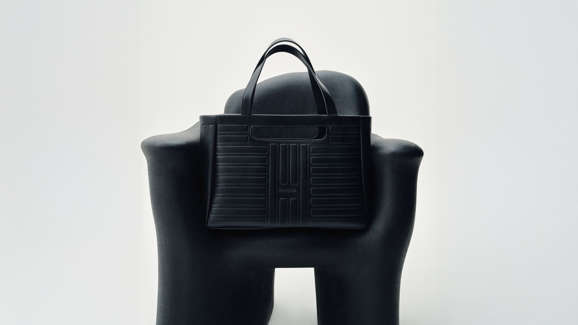 Groove系列Shopping Bag Black黑色托特包。NT$69,200(美之心提供)