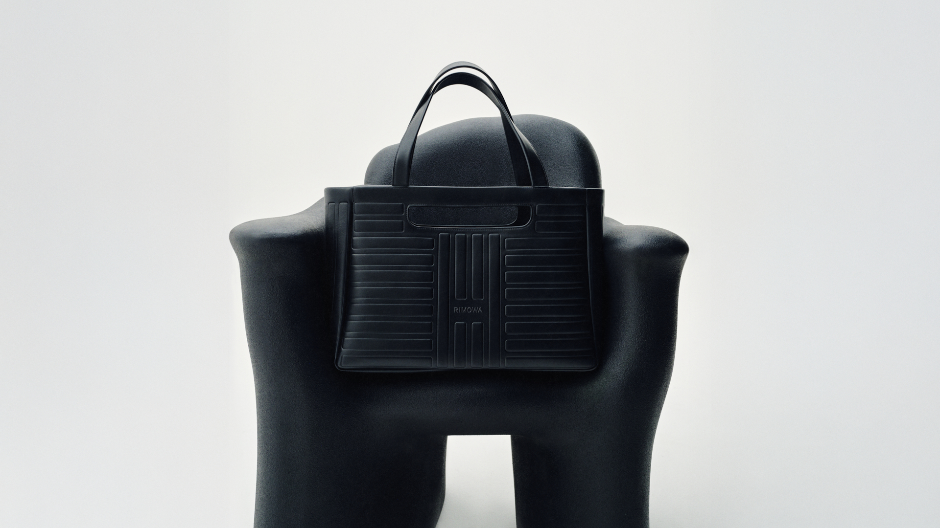 Groove系列Shopping Bag Black黑色托特包。NT$69,200(美之心提供)