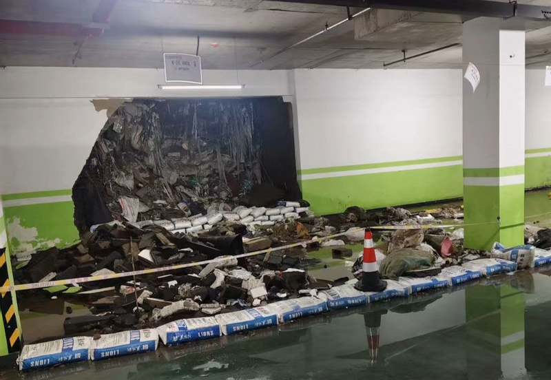 颱風「巴威」強襲中國遼寧瀋陽,強風暴雨導致一處地下停車場的擋土牆應聲崩塌。沒想到牆體破損後,內部居然被爆出完全沒有鋼筋水泥,反而塞滿了用來充數的建築廢棄物,離譜的「豆腐渣工程」引發輿論譁然。(翻攝自X)