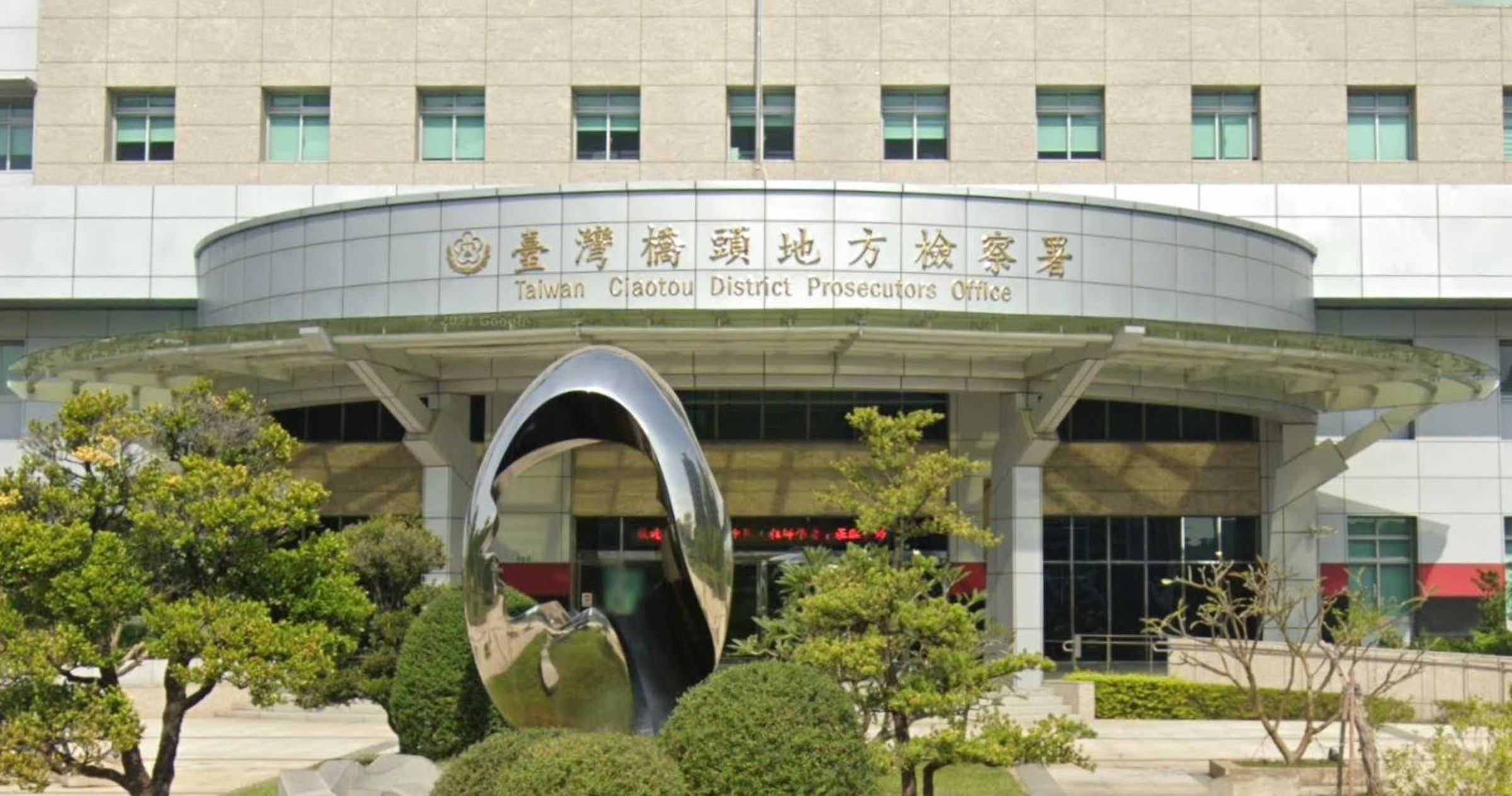 橋頭地檢署破獲岡山區碧紅里里長與兒子,涉嫌利用自家公司非法棄置上百噸垃圾,全案起訴15人。(翻攝Google Maps)