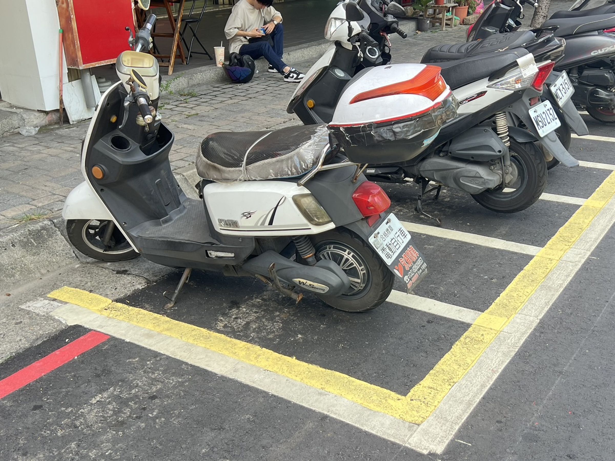 沒有掛牌的微型電動二輪車,禁止停放收費機車格。(新北交通局提供)