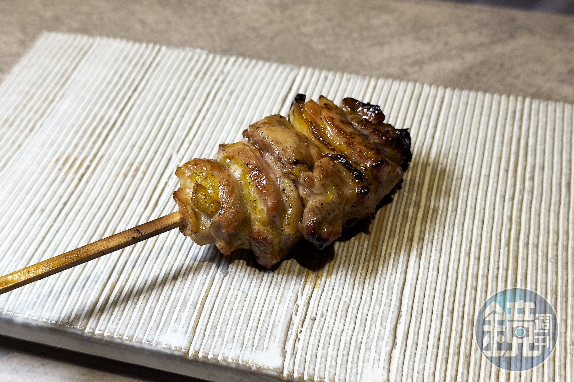 「雞腿肉」選用雞腿腿心部位以直火燒烤,肉質彈性鮮味飽滿。