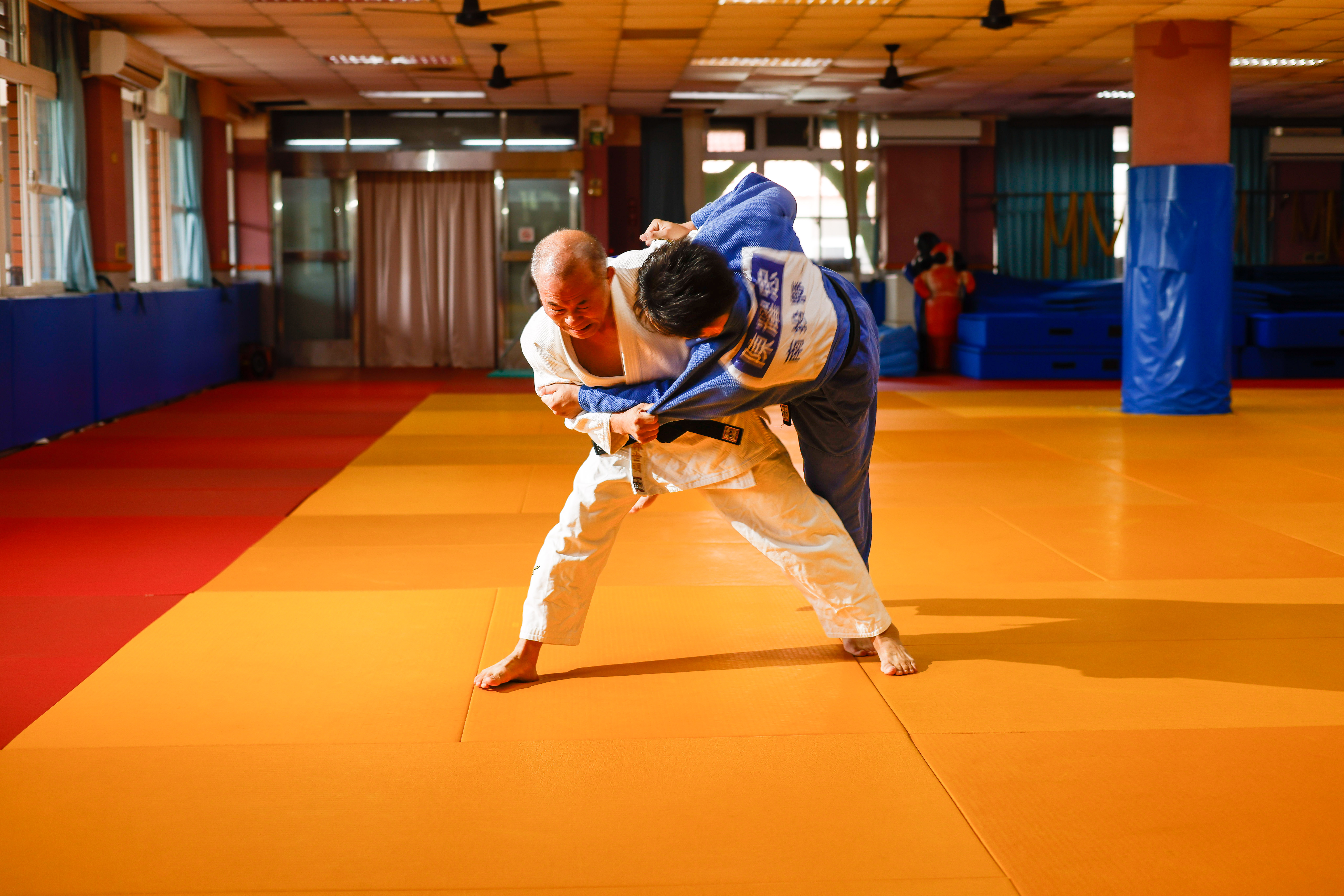 林世明與和美實驗學校柔道隊學生對練。（攝影／杭大鵬）