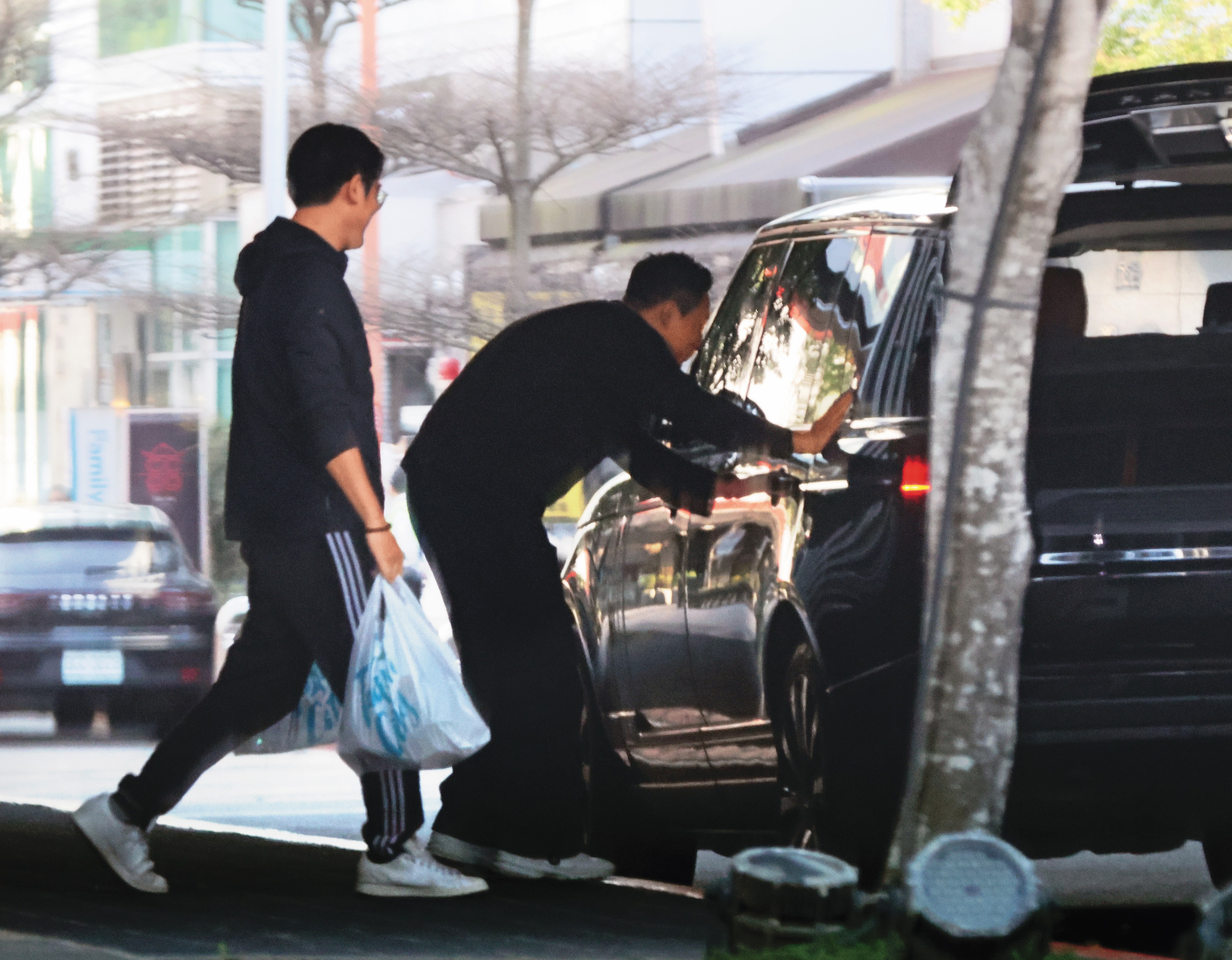 16：59，汪小菲還沒上車就在窗戶前熱情跟車內的人說話