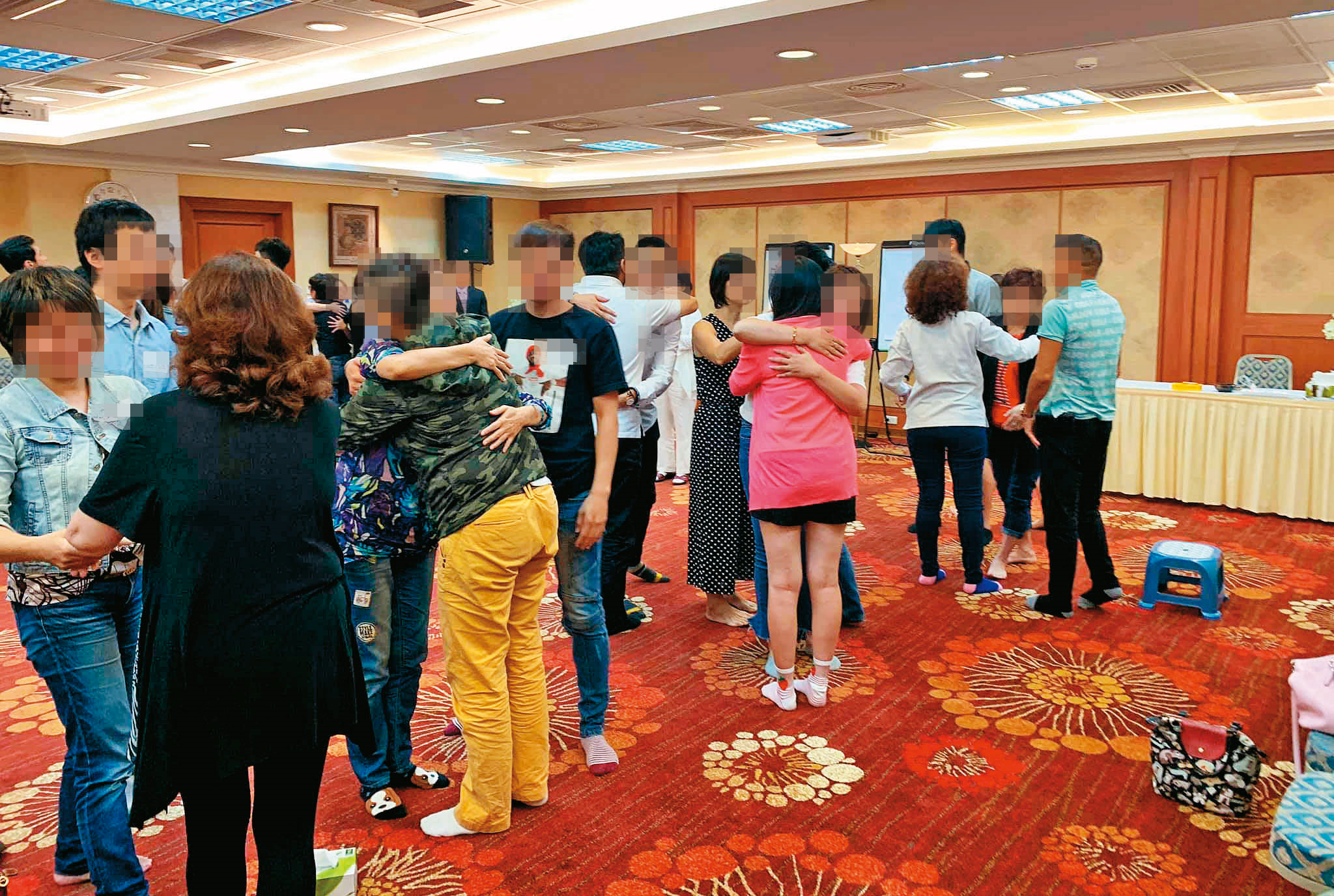 P.O.P.公司開設團體治療課程，有學員控訴在課程中遭到猥褻，台北地檢署介入偵辦並約談負責人及講師。（圖中非當事人，翻攝P.O.P.黃老師．呂老師臉書）