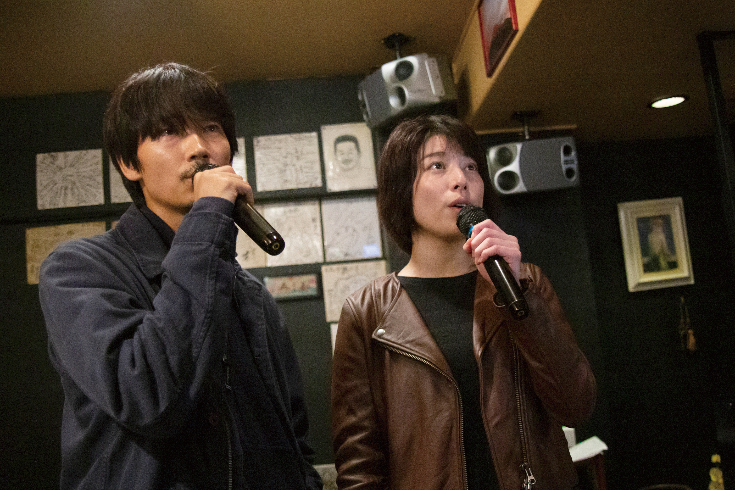 綾野剛（左）在《花腐》片尾獻聲，令不少觀眾相當驚喜。右為女主角佐藤穗奈美。（中影國際提供）