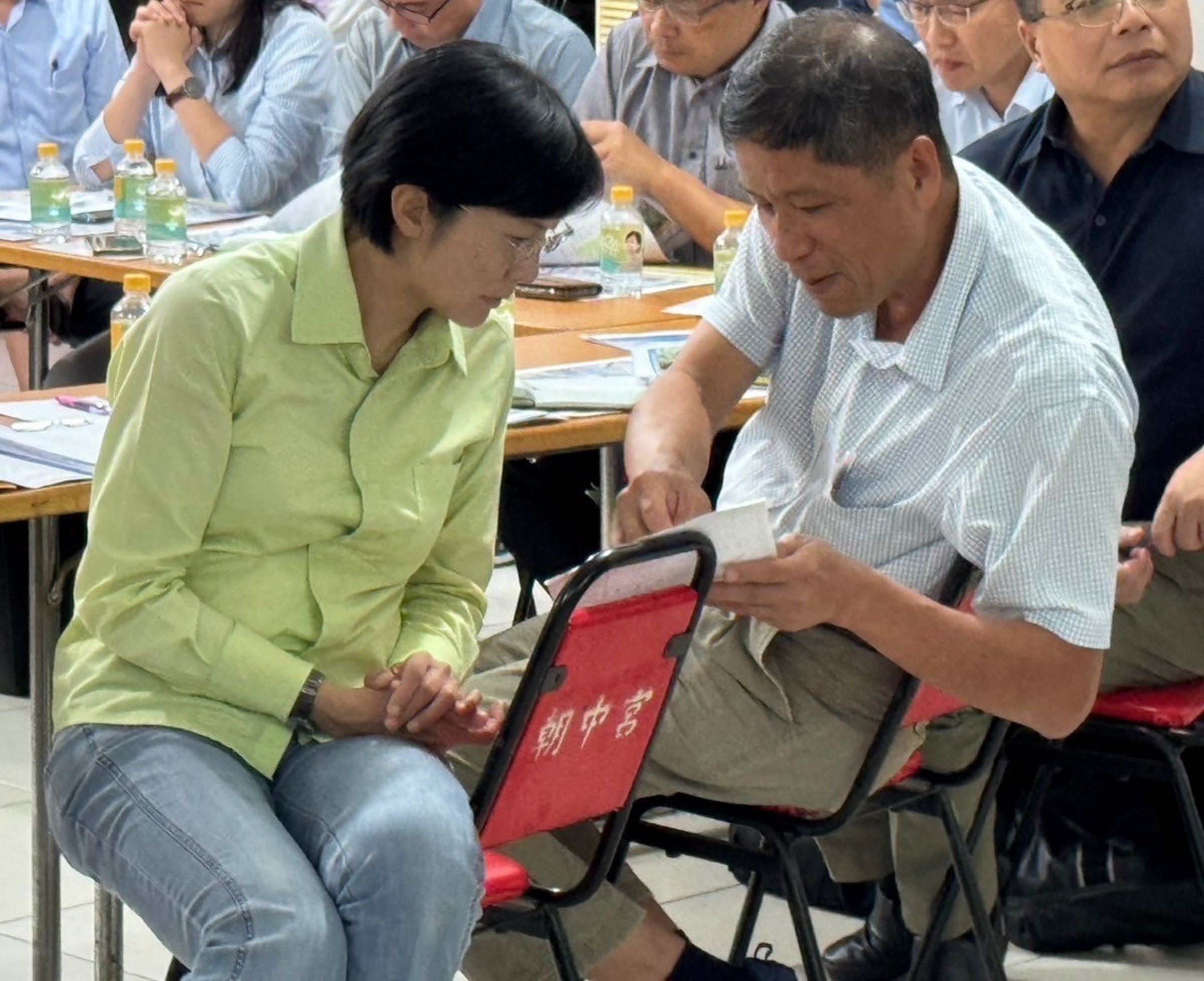 林岱樺與居民溝通國道七號興建問題。（林岱樺服務處提供）