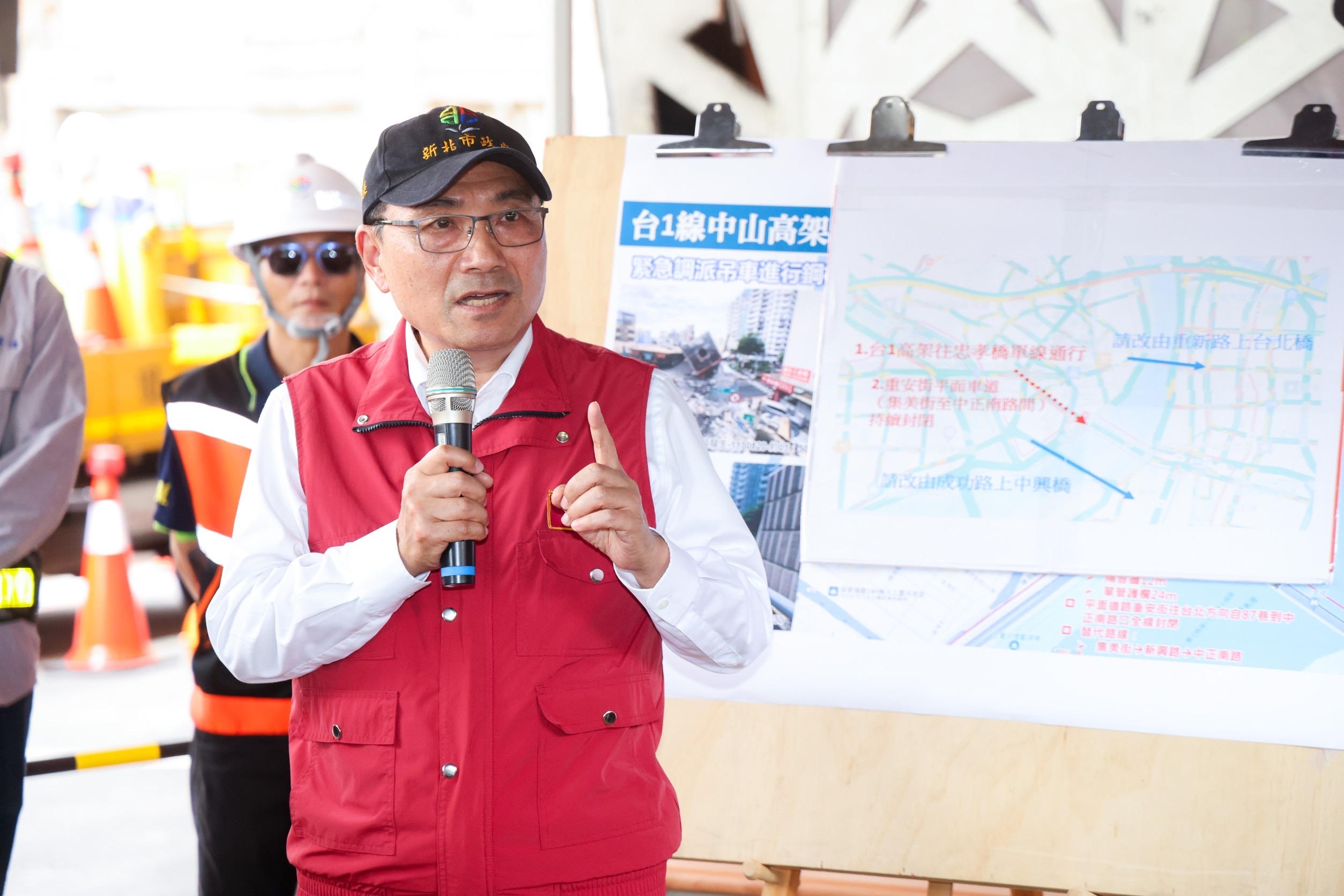 侯友宜責成工務局務必加速搶修橋梁路面及護欄，盡快恢復全線通車，並強調將追究肇事責任。（新北市府提供）