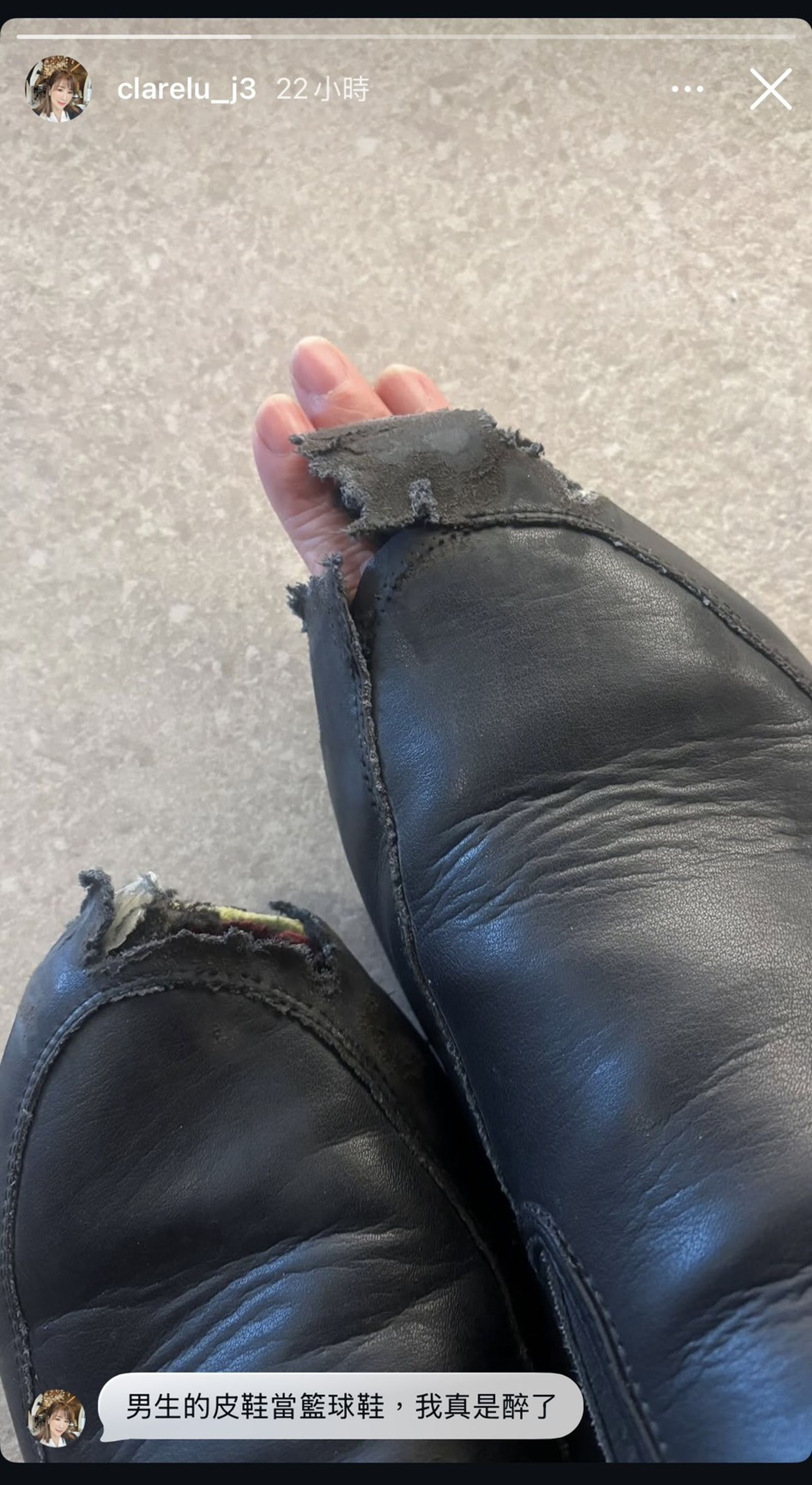 路永佳曬出男鞋破損的照片，感嘆「真是醉了」。（翻攝clarelu_j3 IG）
