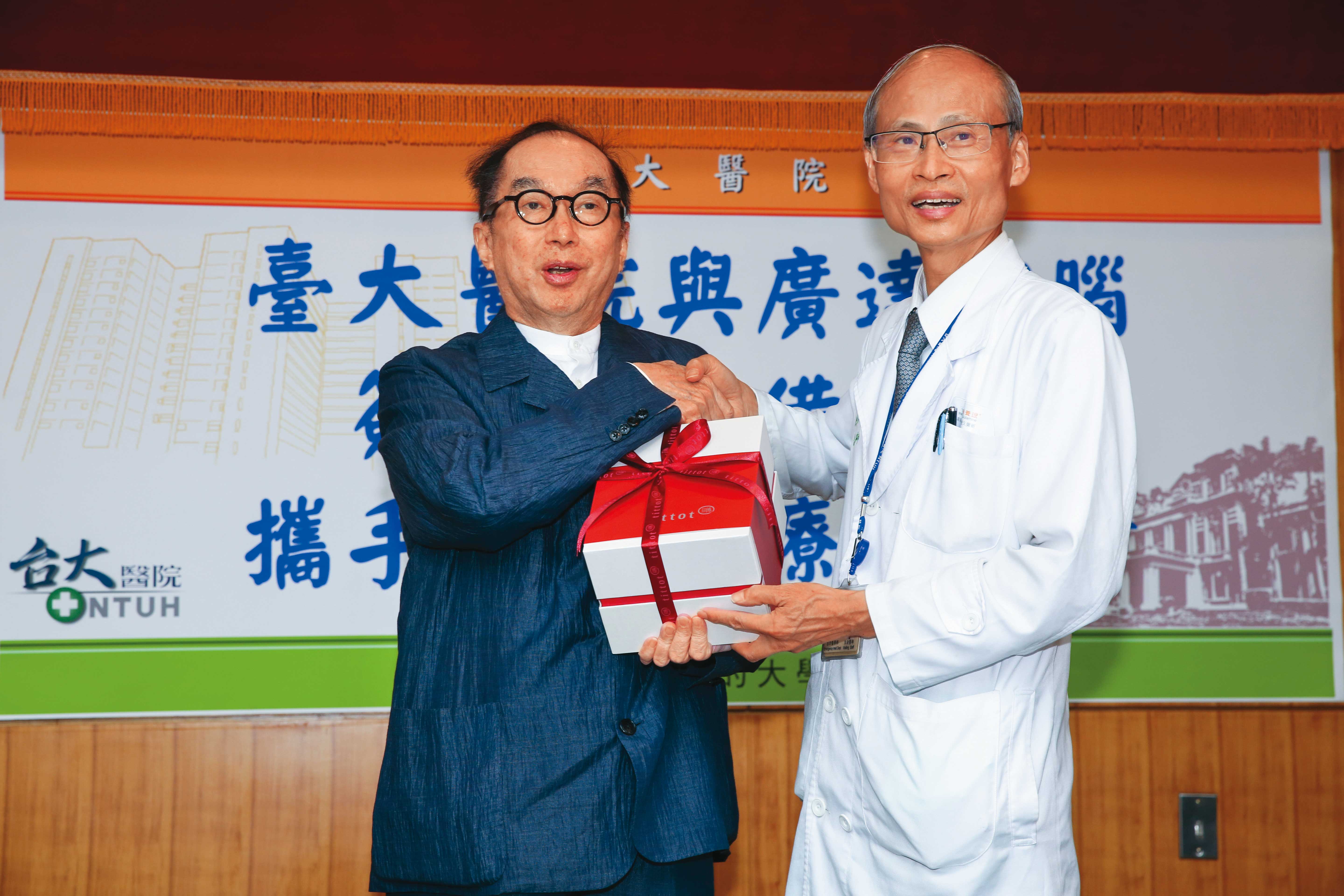 廣達董事長林百里（左）對於AI智慧醫療興趣深厚，親自促成許多跨域合作。