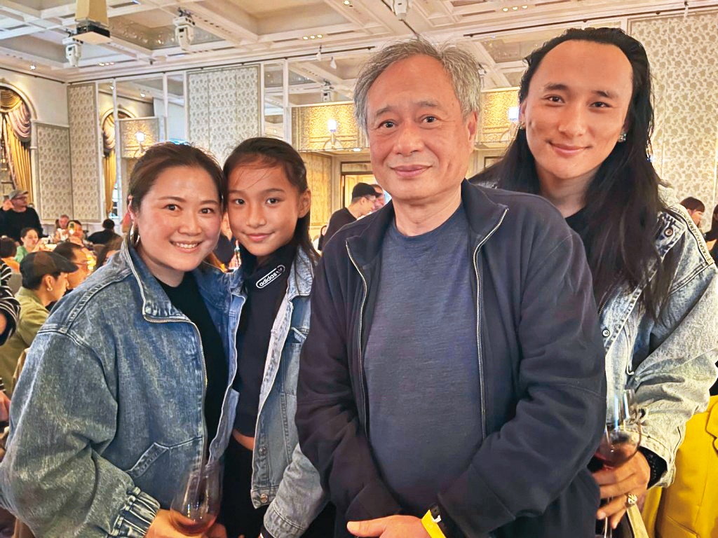 李安(右二)期許巴沃(右一)永遠以純真的心拍電影。(翻攝自巴沃臉書)