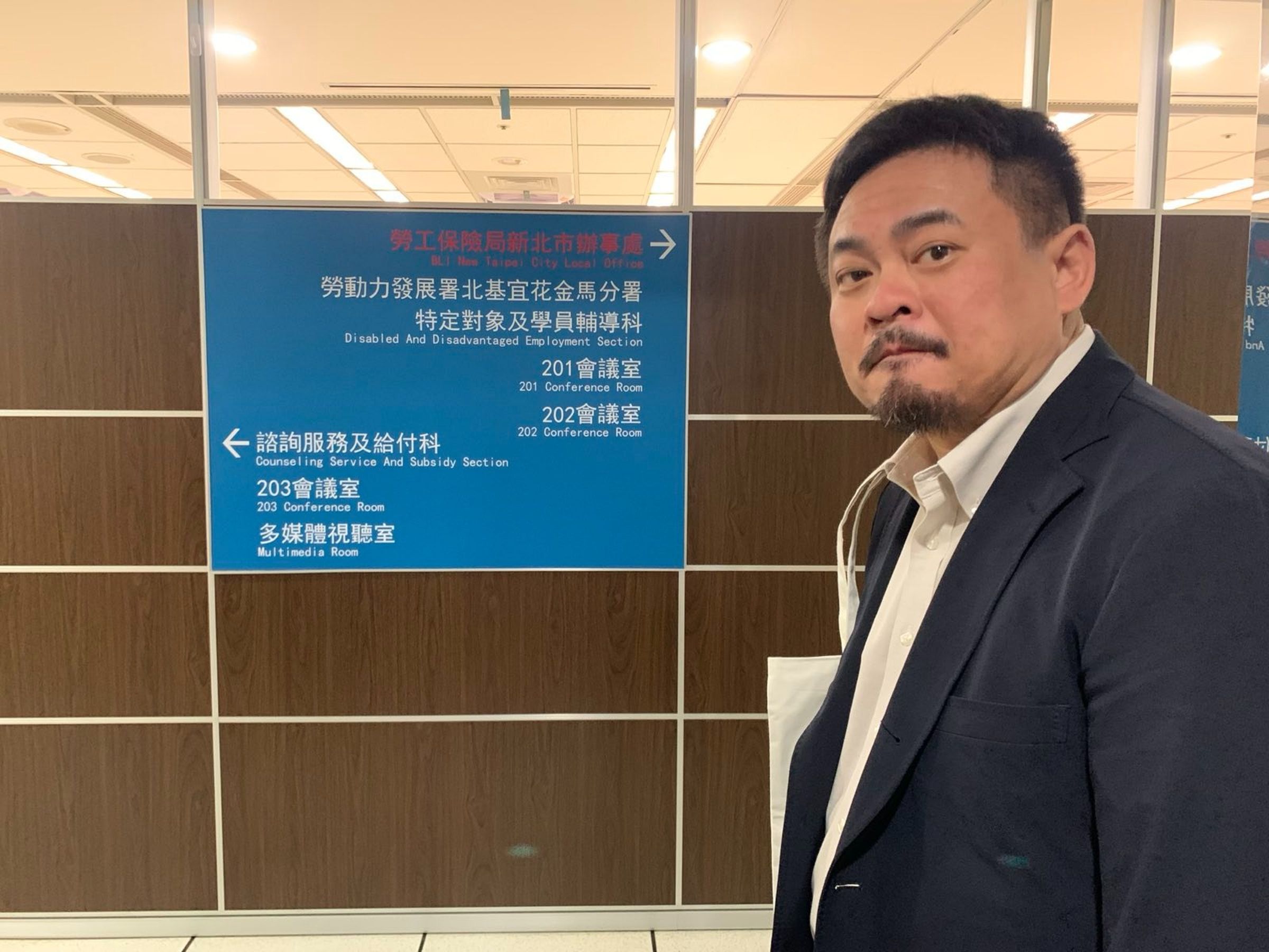 洪申翰接任勞動部長首個公開行程,就是前往出事的勞發署北分署。(翻攝自洪申翰 Sun-Han臉書)