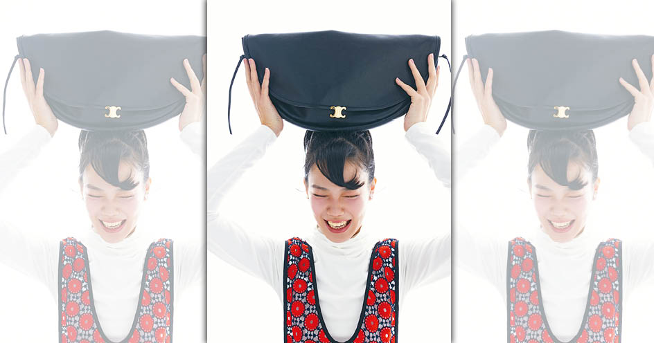 白色高領上衣 NT$29,000 by CELINE、花卉裝飾圍裙 價格店洽by MIU MIU、雛菊耳環NT$19,000 by Dior、雛菊戒指 NT$18,000 by Dior、Halfmoon Soft Triumph亮澤羊皮革手袋 NT$110,000 by CELINE。