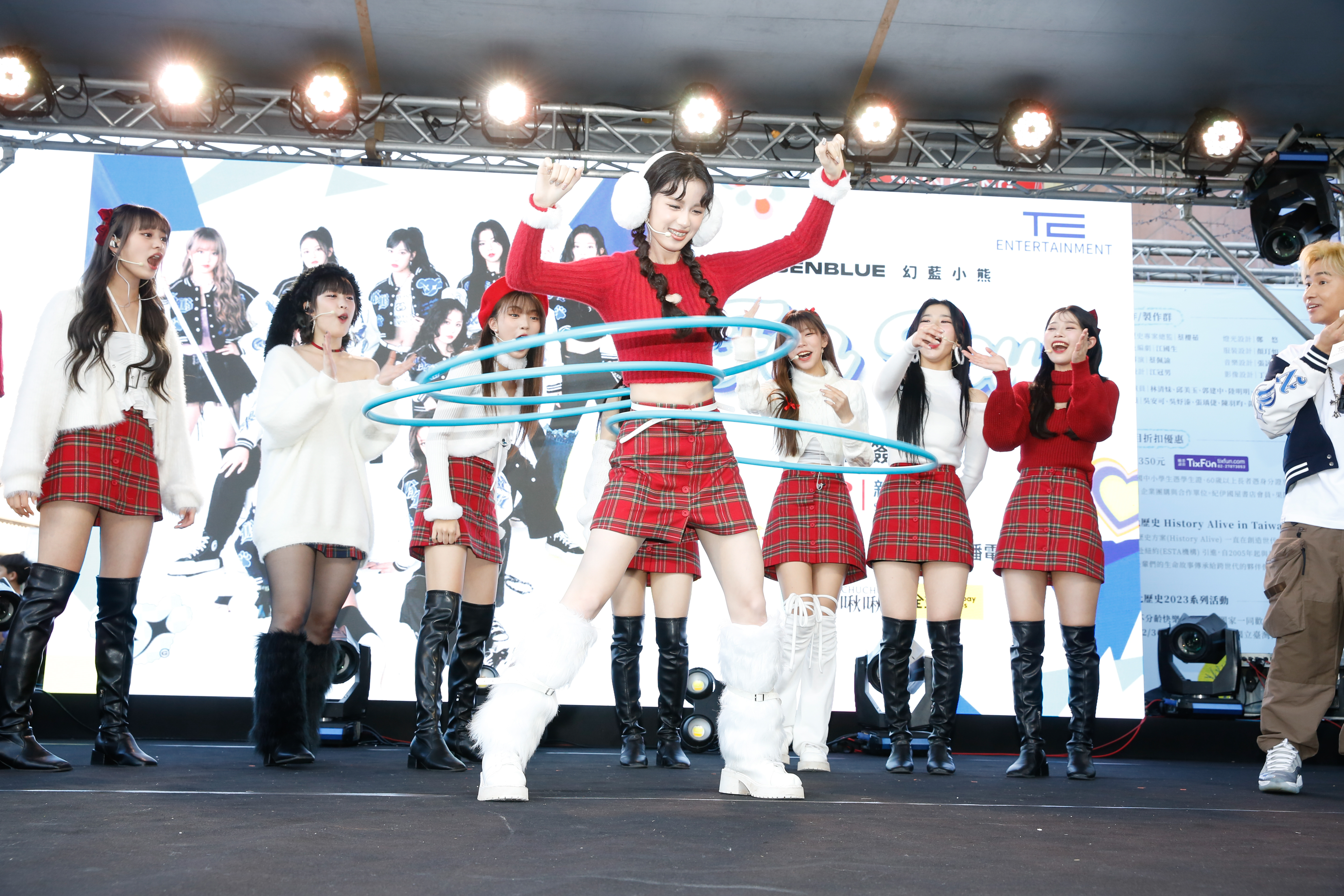 毓挑戰同時搖三個呼拉圈，GENBLUE幻藍小熊成員們不斷為她加油。