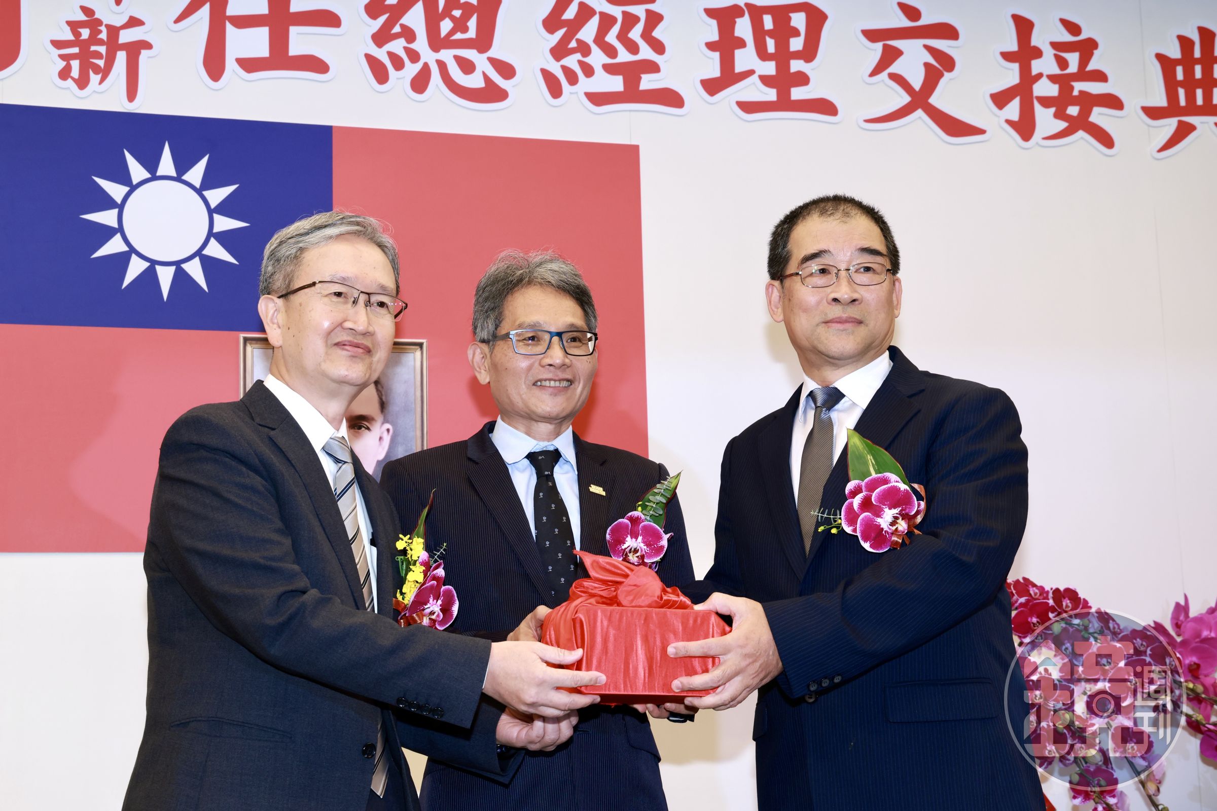 前台電總經理王耀庭(左)交棒給郭天合(右),經濟部常務次長賴建信(中)監交。