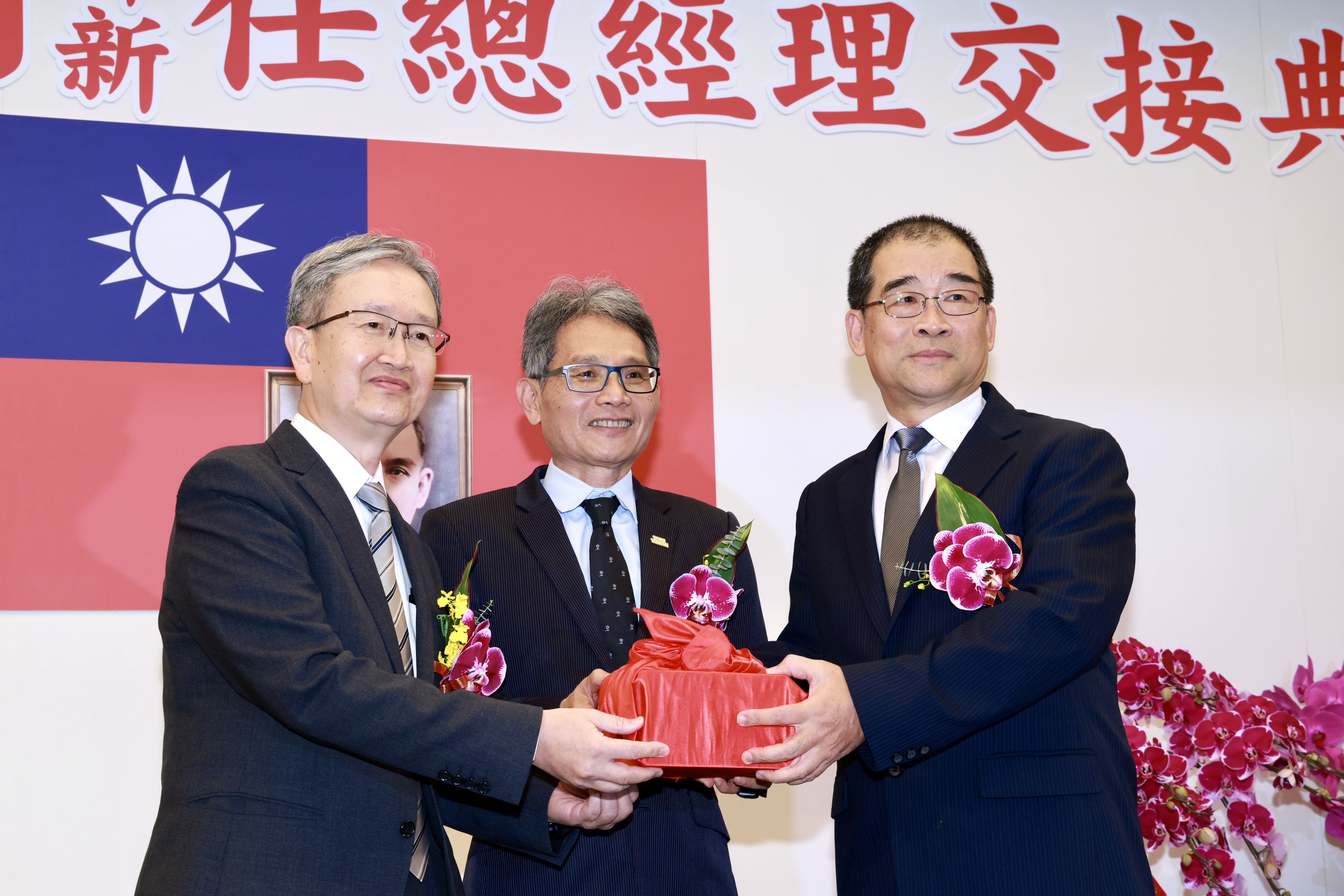 前台電總經理王耀庭（左）交棒給郭天合（右），經濟部常務次長賴建信（中）監交。