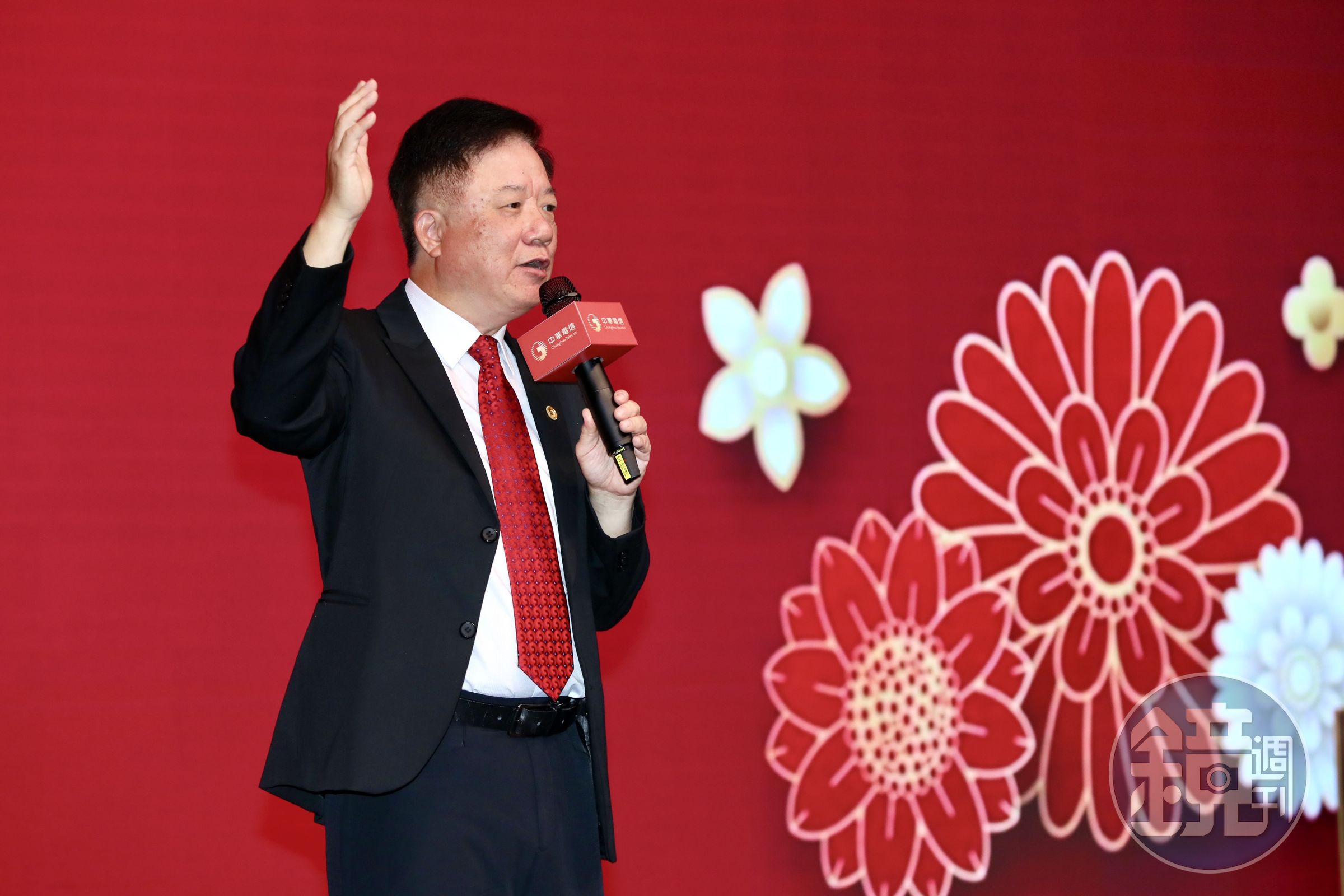 簡志誠喊話中華電信營收、獲利再創高,今年股利會讓股東有驚喜。