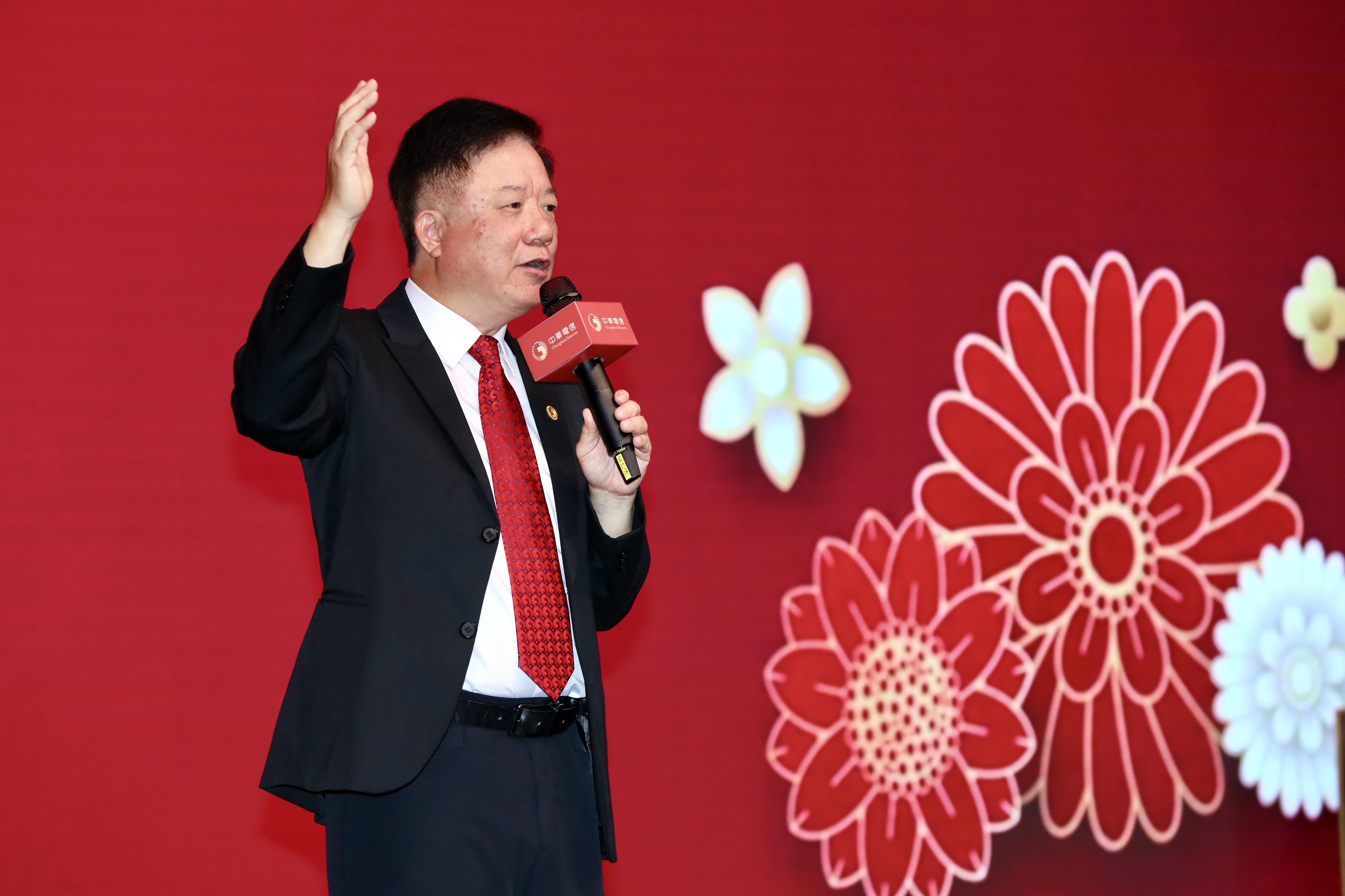 簡志誠喊話中華電信營收、獲利再創高,今年股利會讓股東有驚喜。