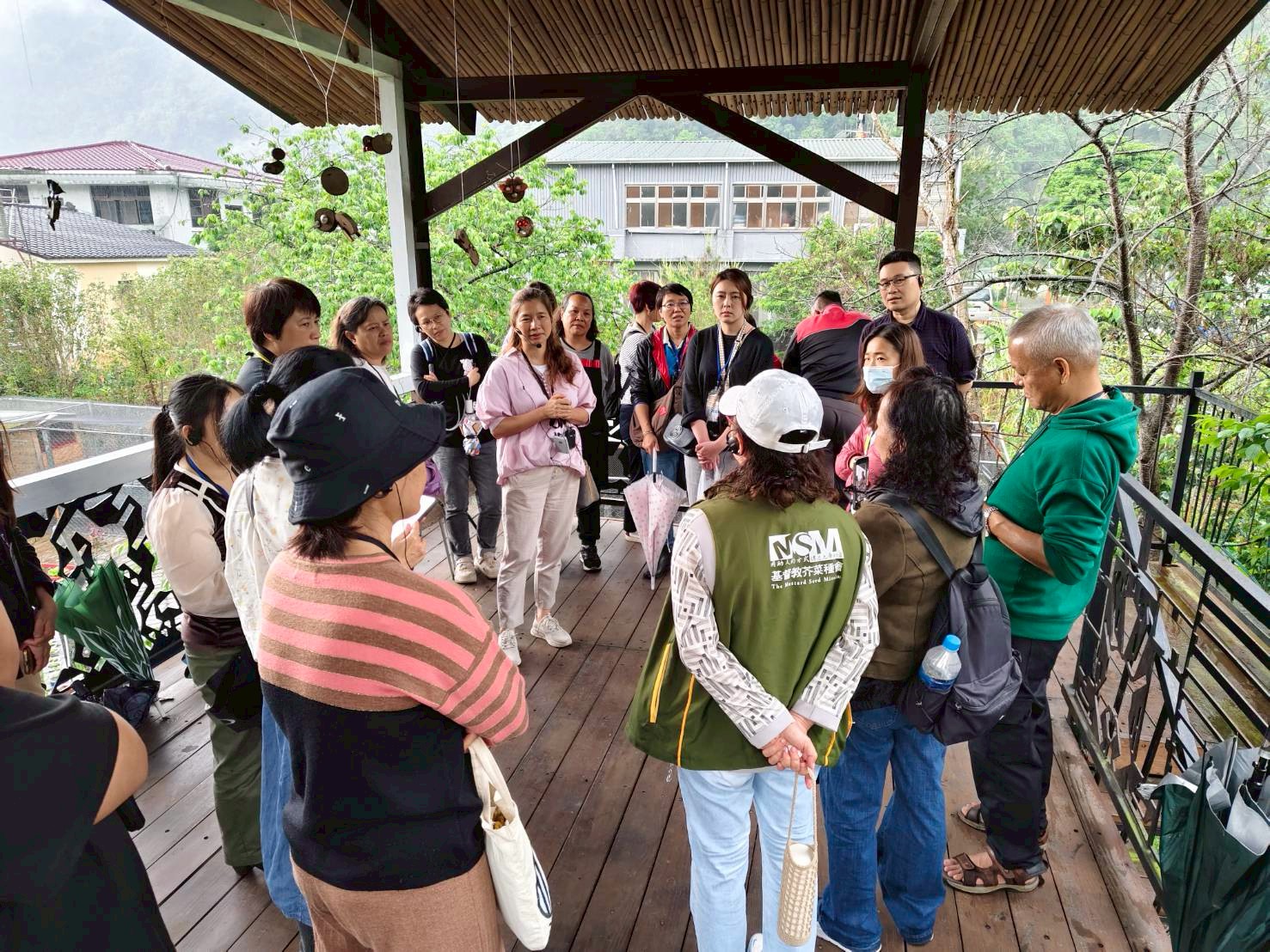 伯拉罕有些照服員還成為導覽員，親口向訪客講述部落故事，讓文化在照顧中延續。（伯拉罕共生照顧勞動合作社提供）