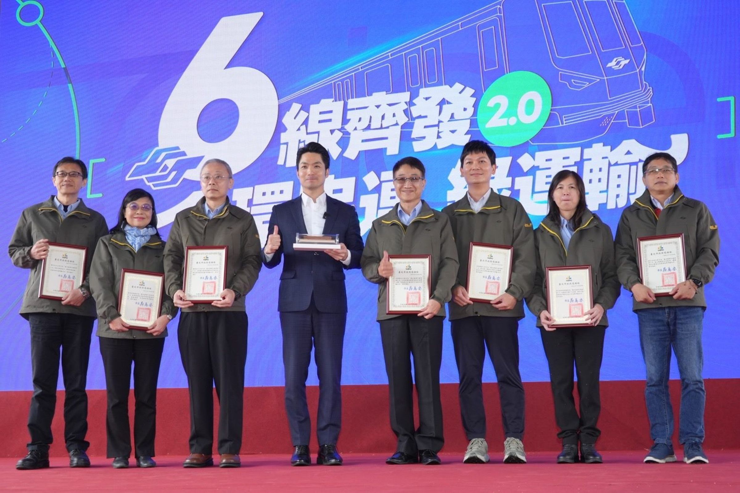 開工儀式前,蔣萬安特別頒發感謝狀及北捷枕木列車模型給7位捷運局前線同仁。(北市府提供)