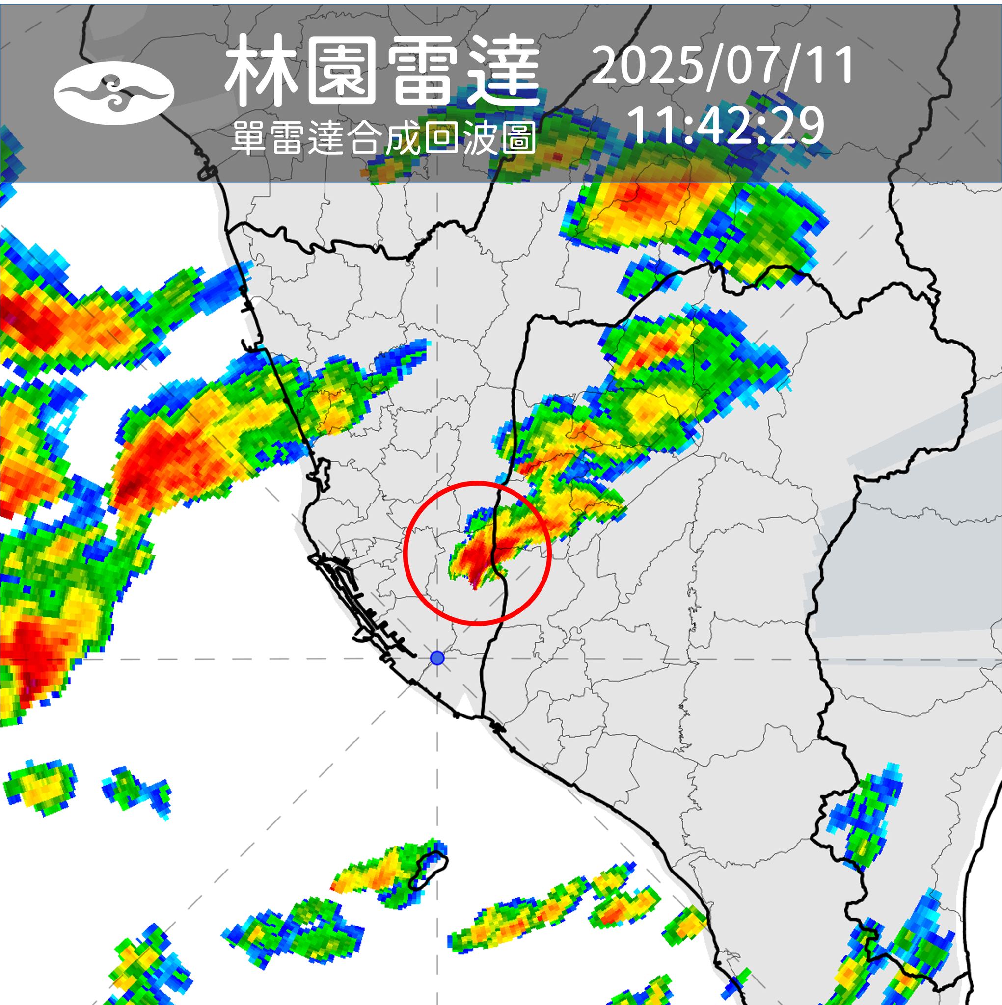 雷達圖上可以找出當時龍捲風對應的對流位置。（翻攝自臉書@報天氣 - 中央氣象署）