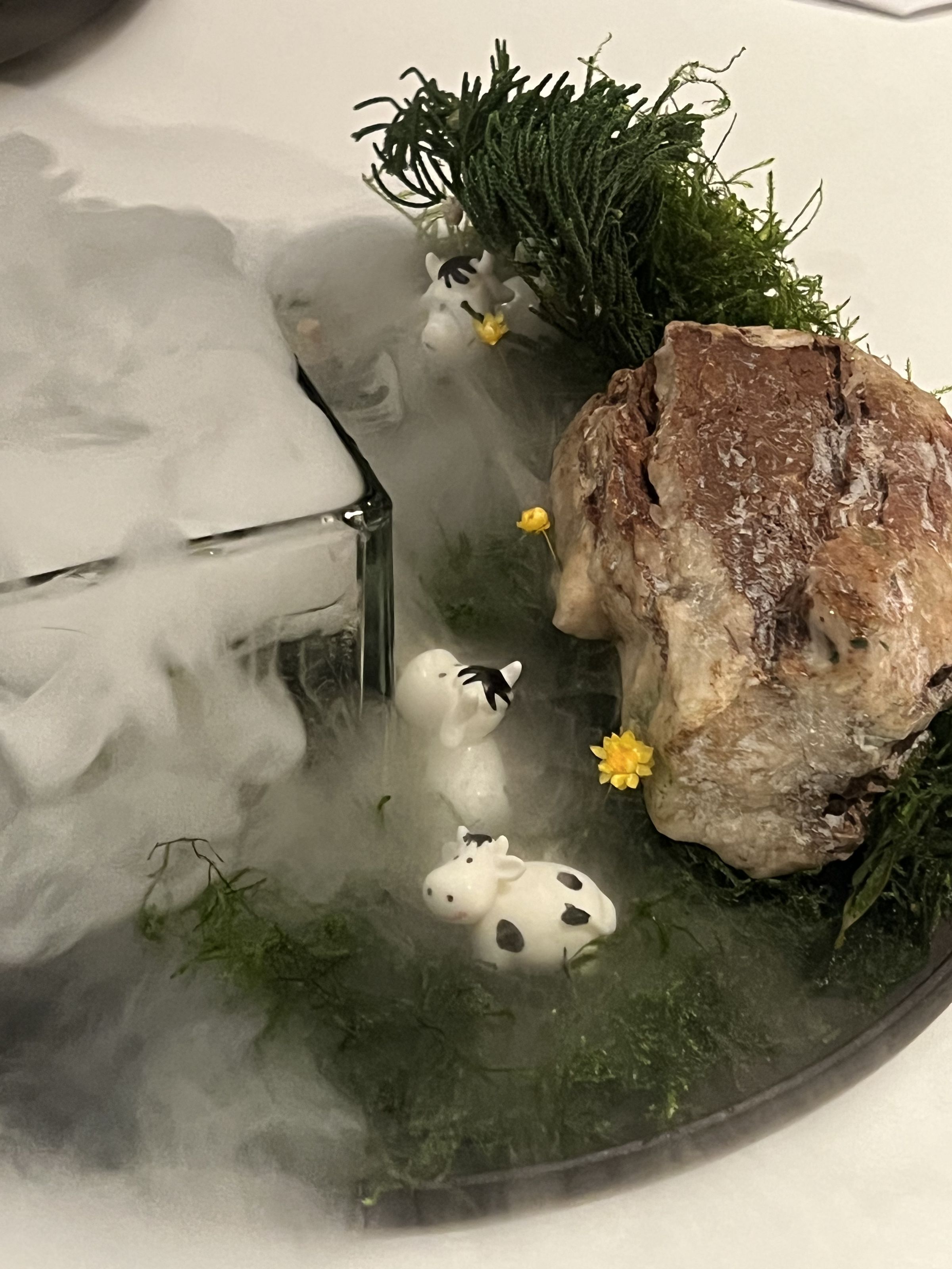 用餐到最後還端上模擬奧布拉克高原意象的裝飾盤，將五感體驗進行到底。