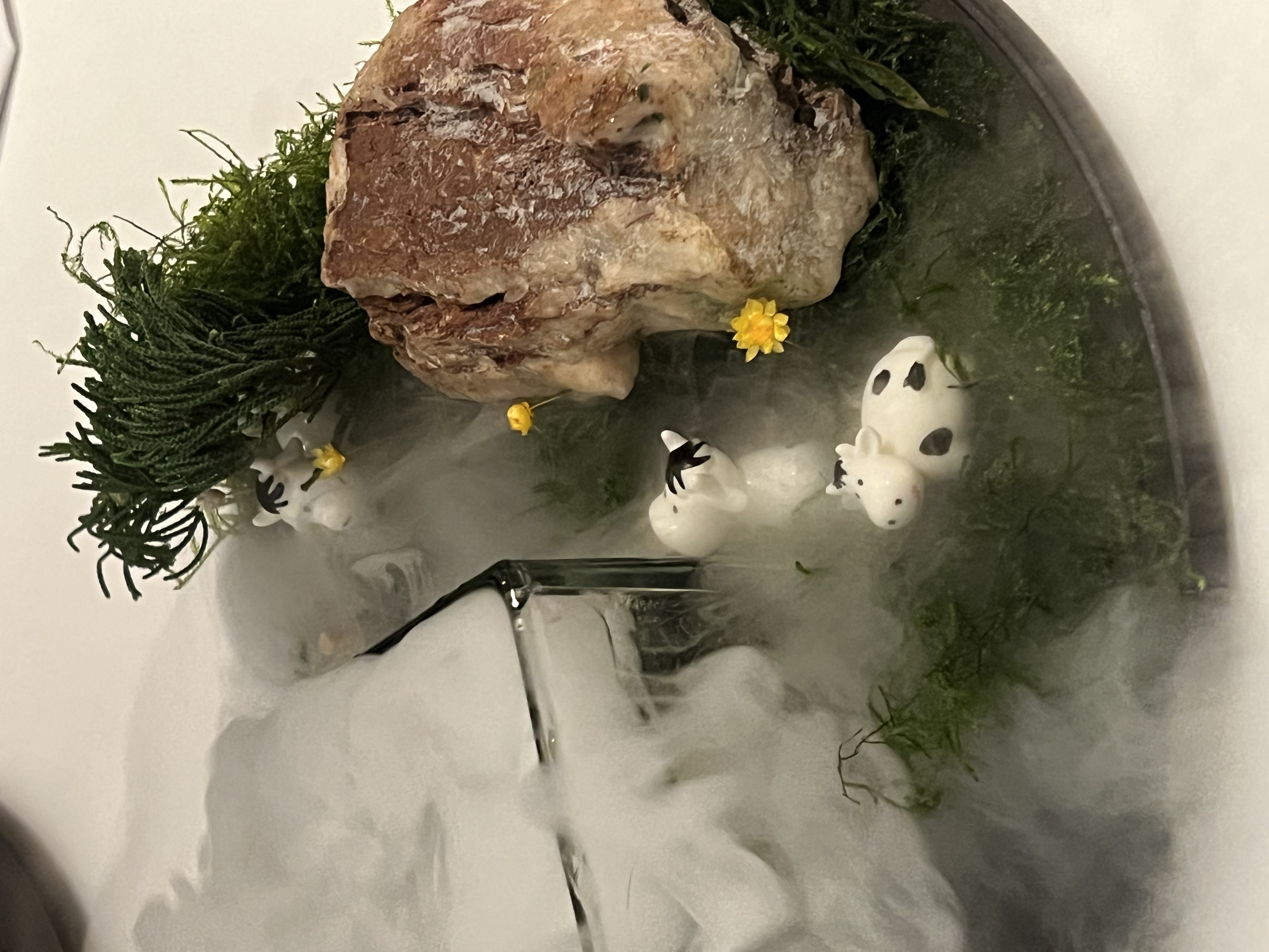 用餐到最後還端上模擬奧布拉克高原意象的裝飾盤，將五感體驗進行到底。