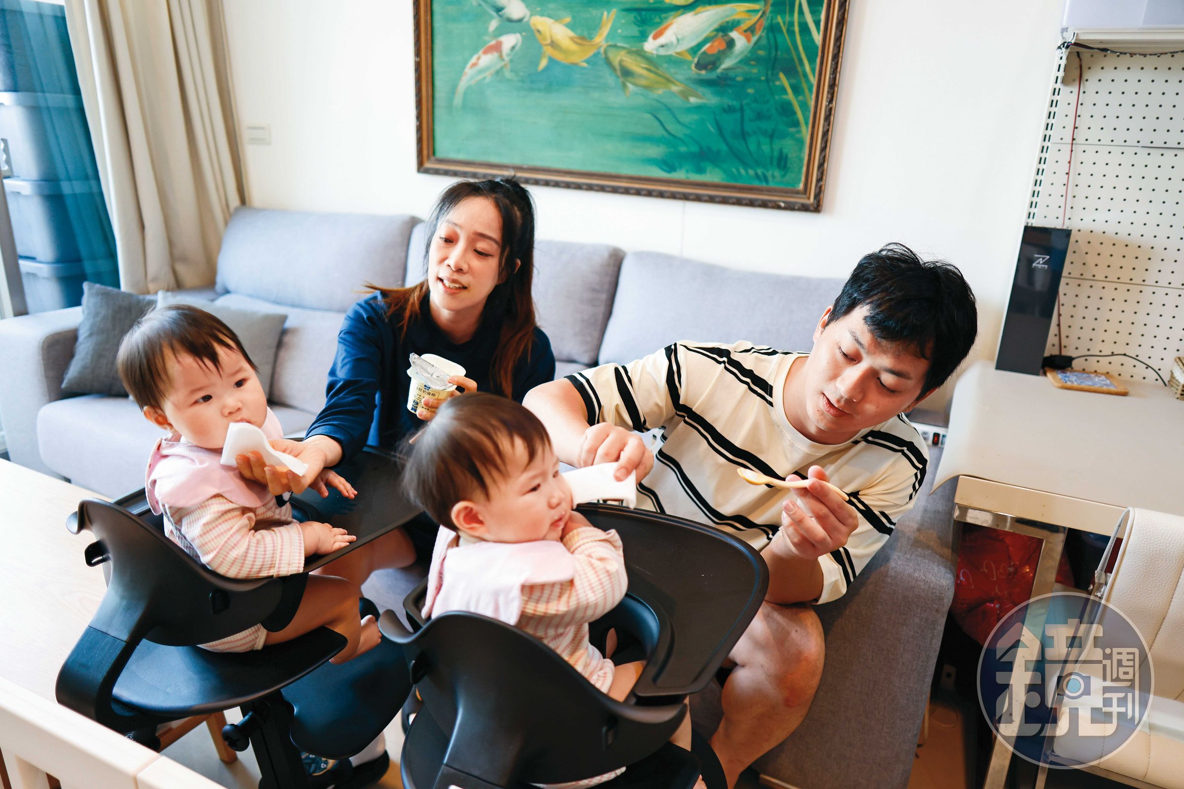 郭靜婷（左2）是2個女兒的主要照顧者，宮銘祥（右1）休假時會接手大部分工作，讓太太休息。