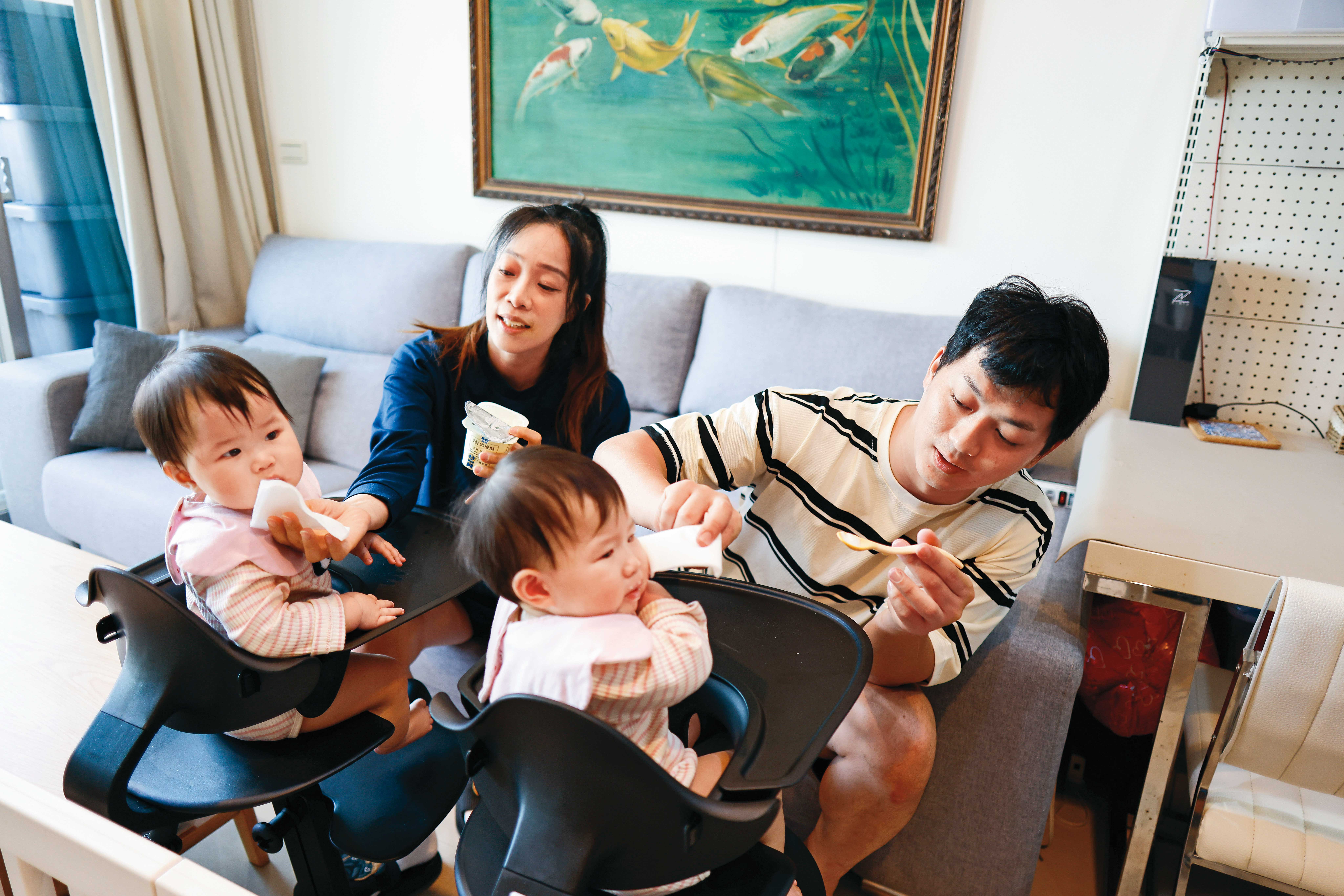 郭靜婷（左2）是2個女兒的主要照顧者，宮銘祥（右1）休假時會接手大部分工作，讓太太休息。