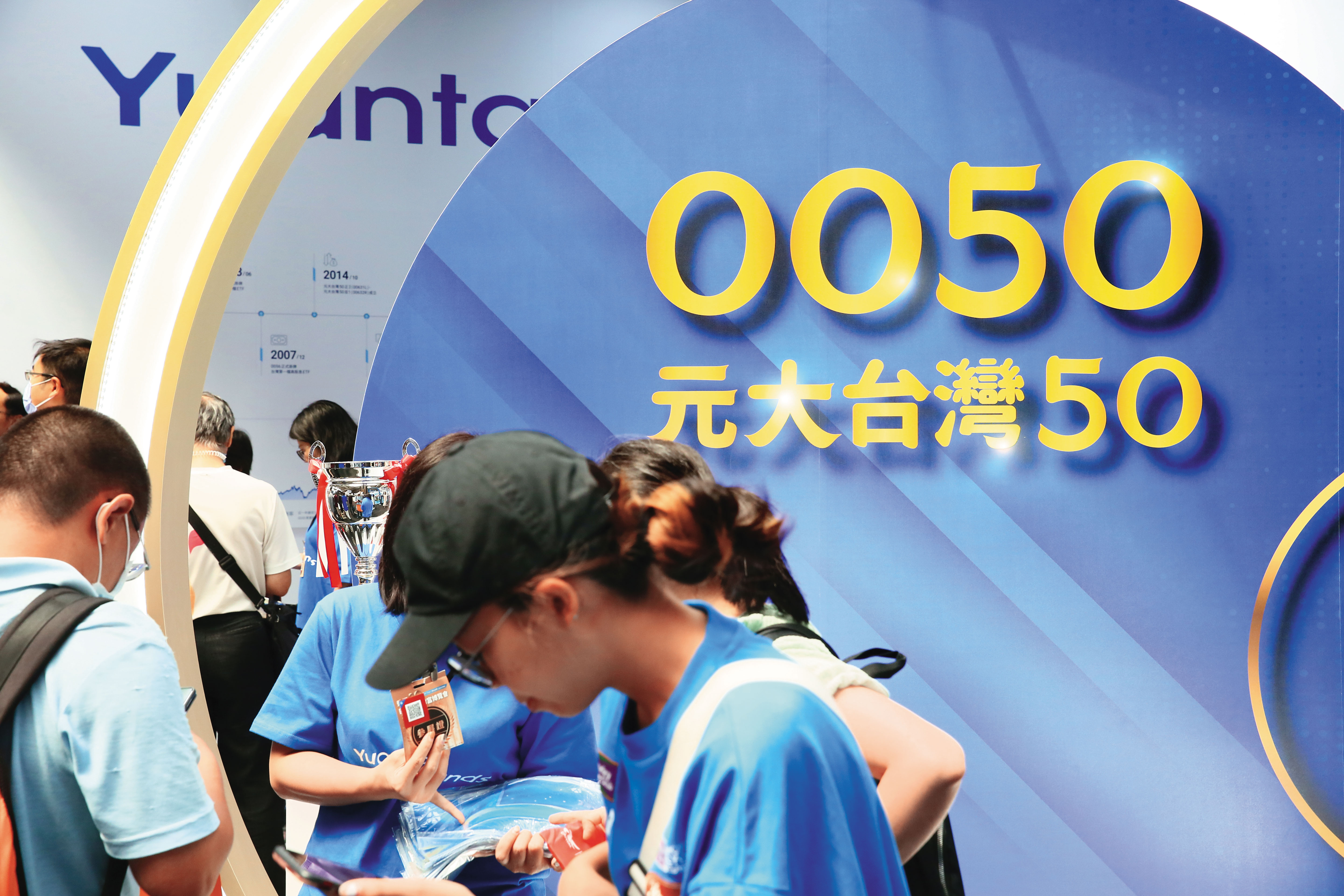 4月關稅股災以來，股市強力反彈，若要積極彌補虧損，債券投資人應同時建立股票攻擊部位。