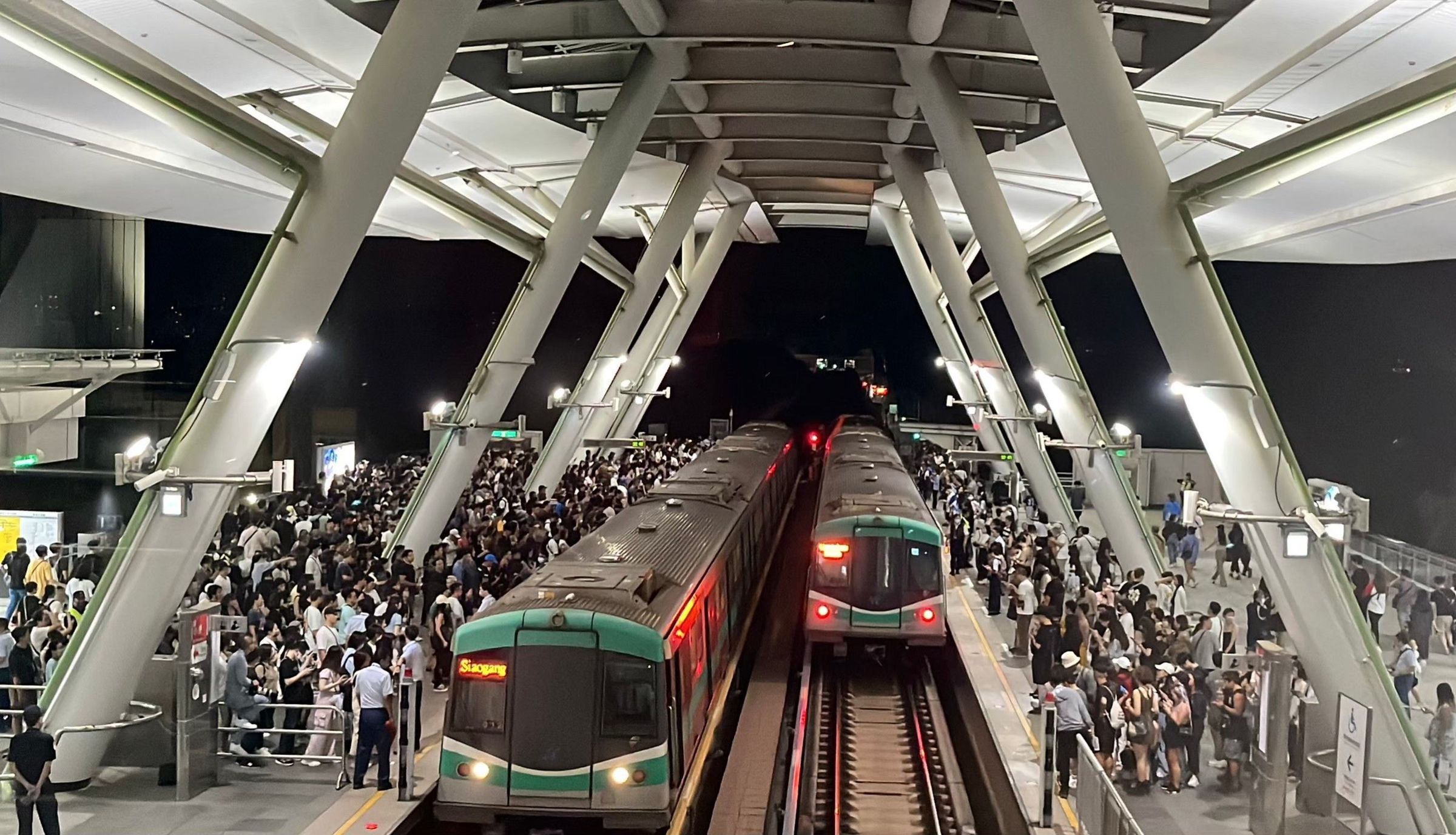 魔力紅明（14）日再登高雄世運開唱，高雄捷運備加班車疏運，並首次試辦行李寄放服務。（高雄捷運提供）