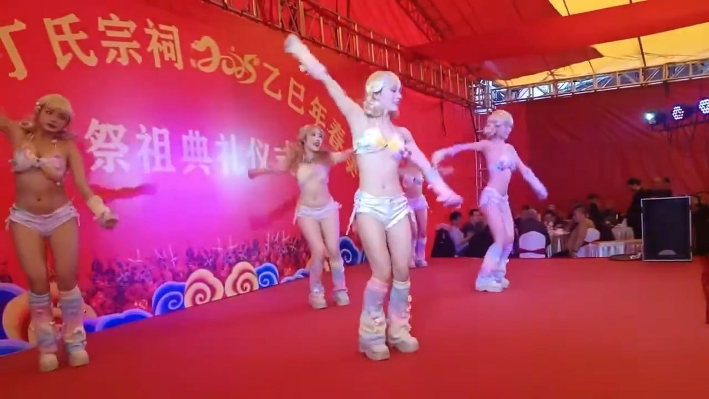 祭祖儀式請來辣妹跳舞，讓祖宗奶奶嗨翻！網讚「子孫真孝順」。（翻自微博）