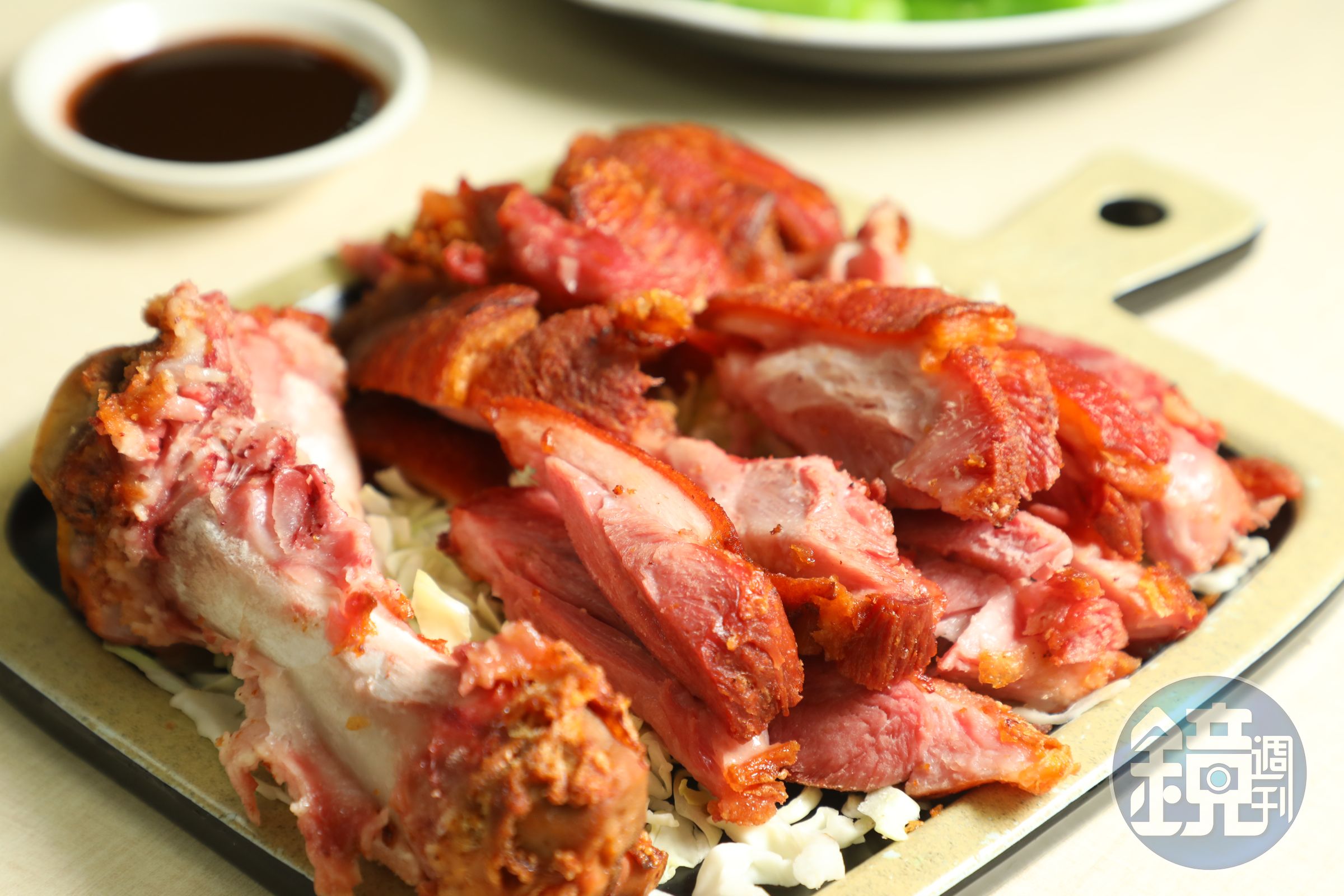 「原隻脆皮炸豬手」的外皮炸得酥脆，裡頭卻不乾柴，搭配酸、甜、辣三味的特調醬汁，適合多人一同分享。（港幣160元／份，約NT$604）