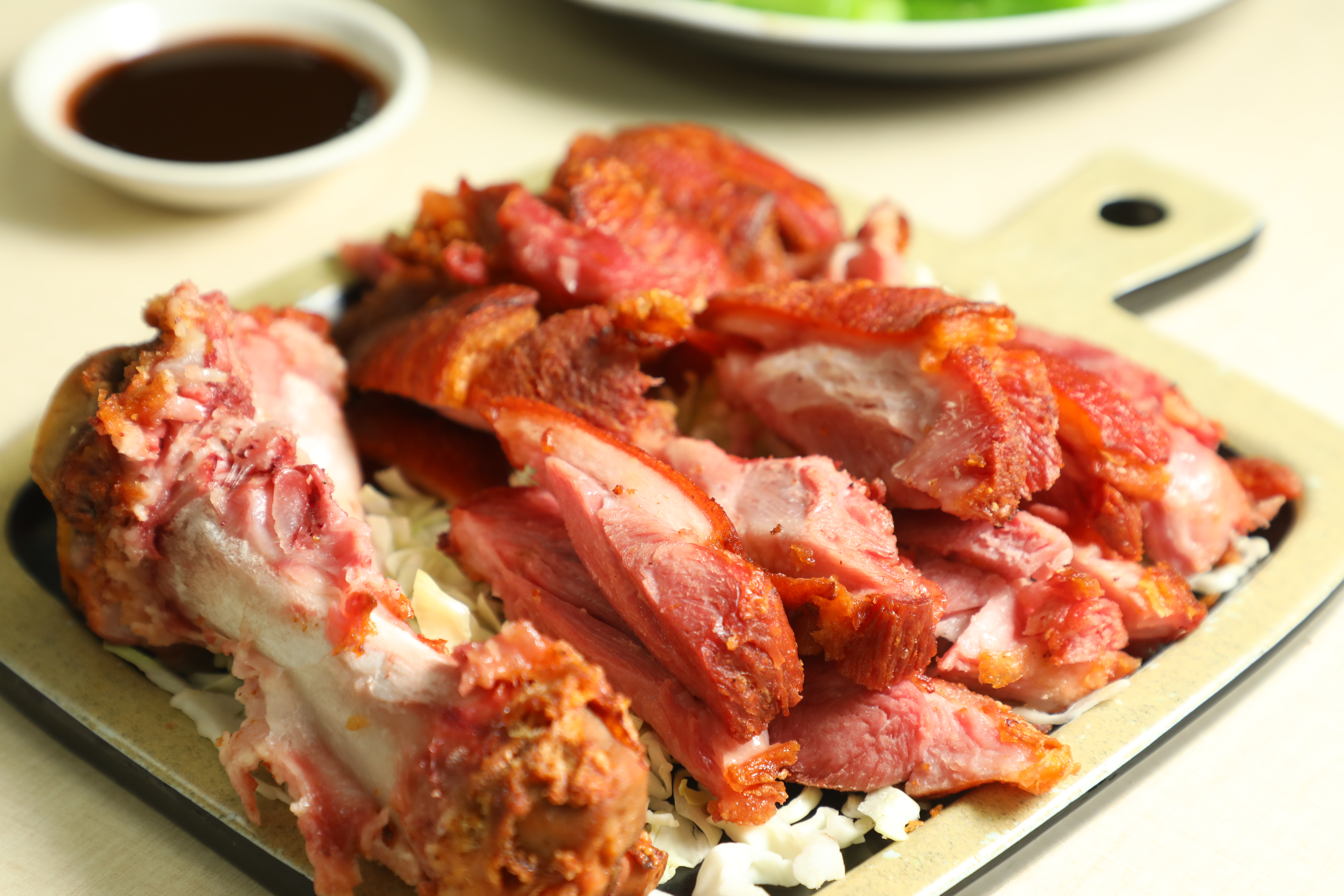 「原隻脆皮炸豬手」的外皮炸得酥脆，裡頭卻不乾柴，搭配酸、甜、辣三味的特調醬汁，適合多人一同分享。（港幣160元／份，約NT$604）