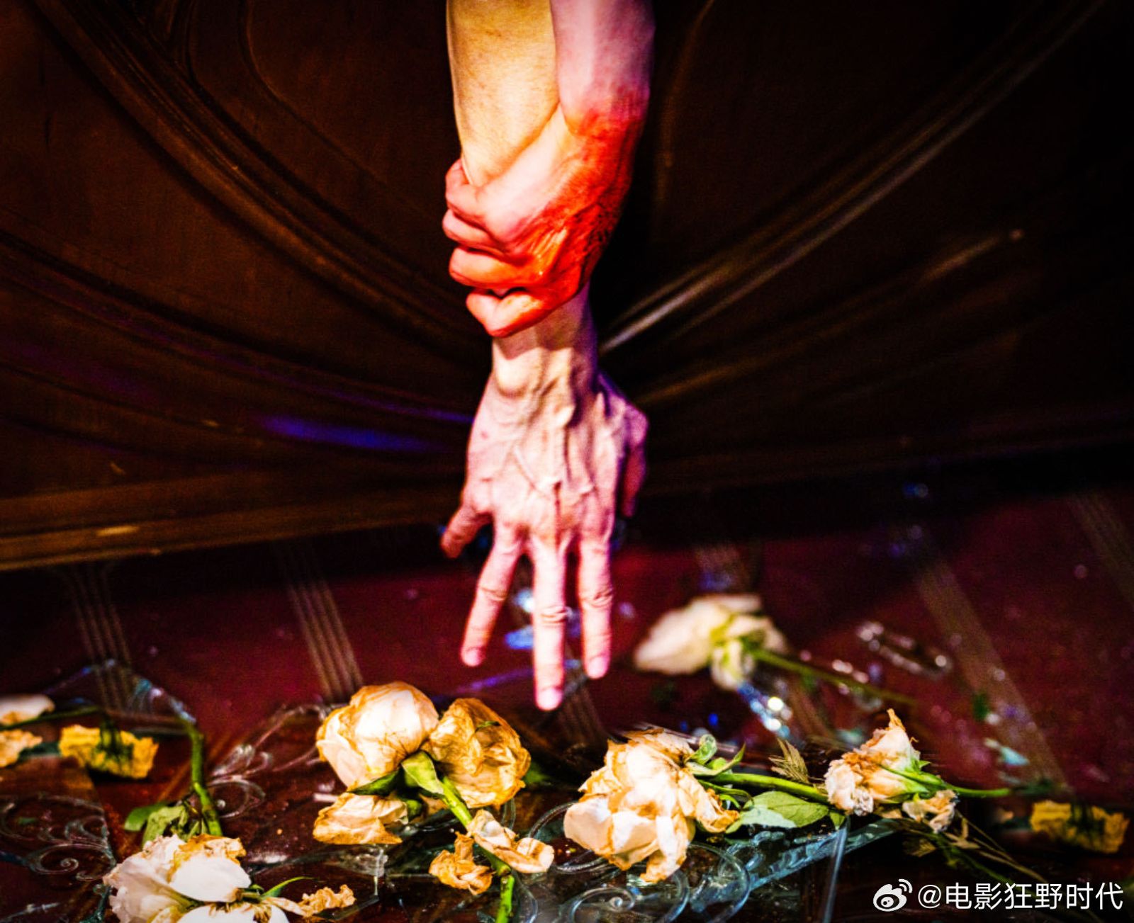 去年9月《狂野時代》首發劇照,看來超級抽象,但原來電影是要致敬百年電影史。(電影狂野時代官博)