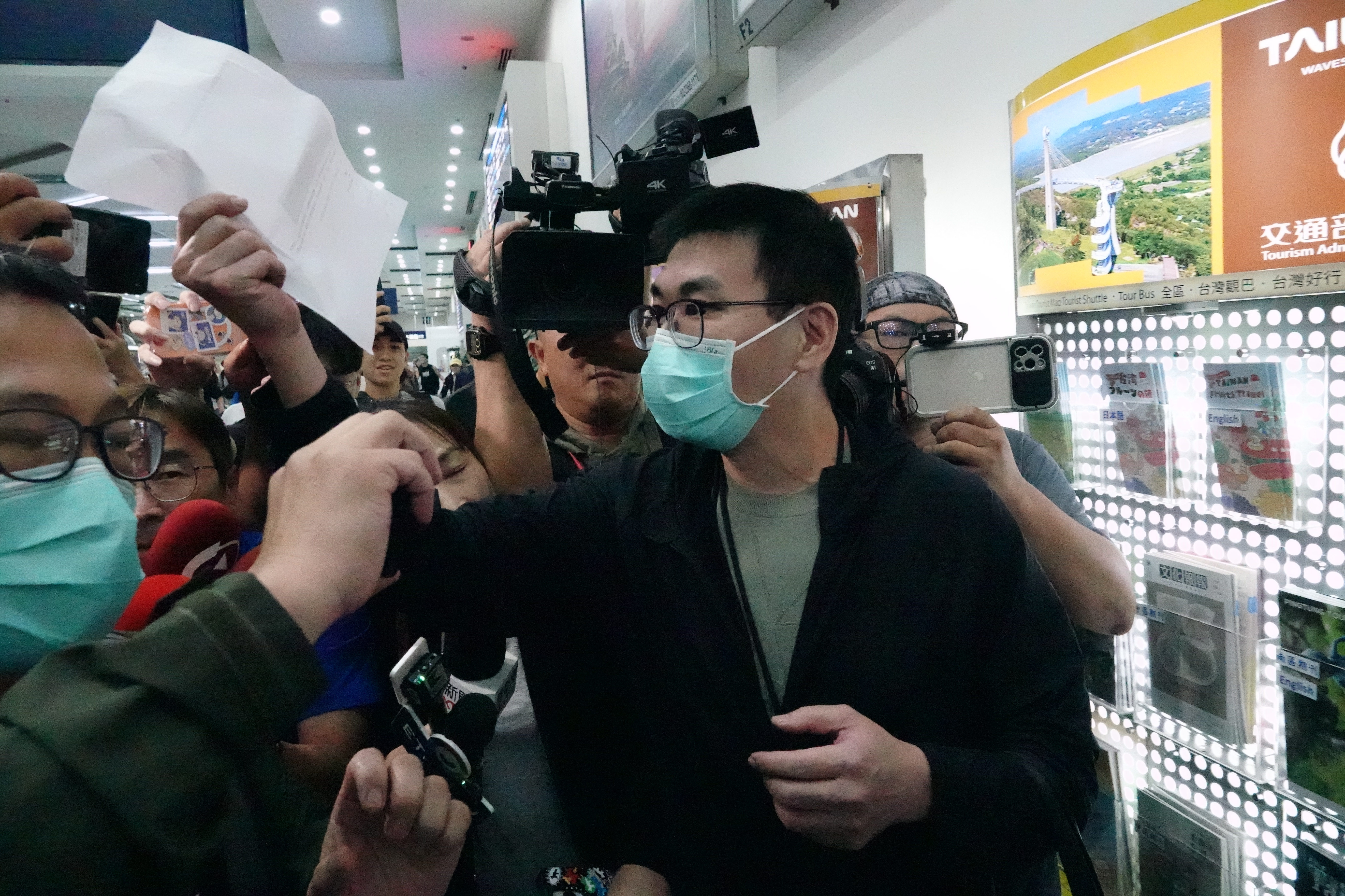 趙建銘一下飛機就拿著「離婚協議書」給在場記者,之後一言不發離去。