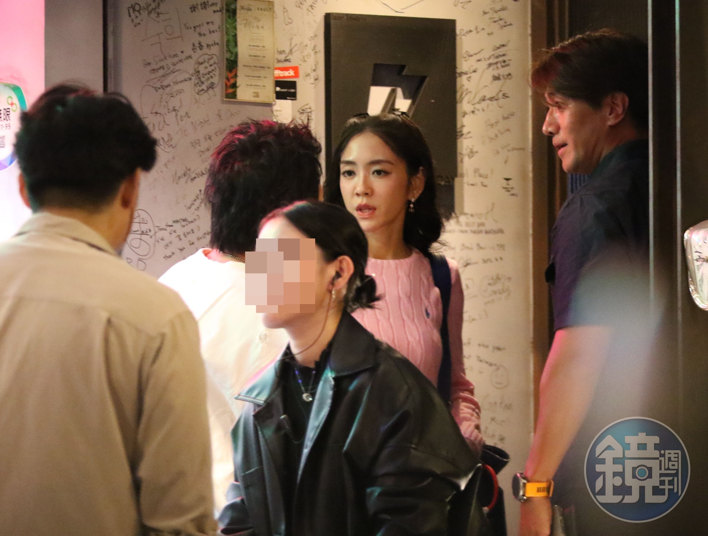 9月23日22:41,接著楊千霈(中)與Jeremy(右)轉往好友經營的酒吧續攤。