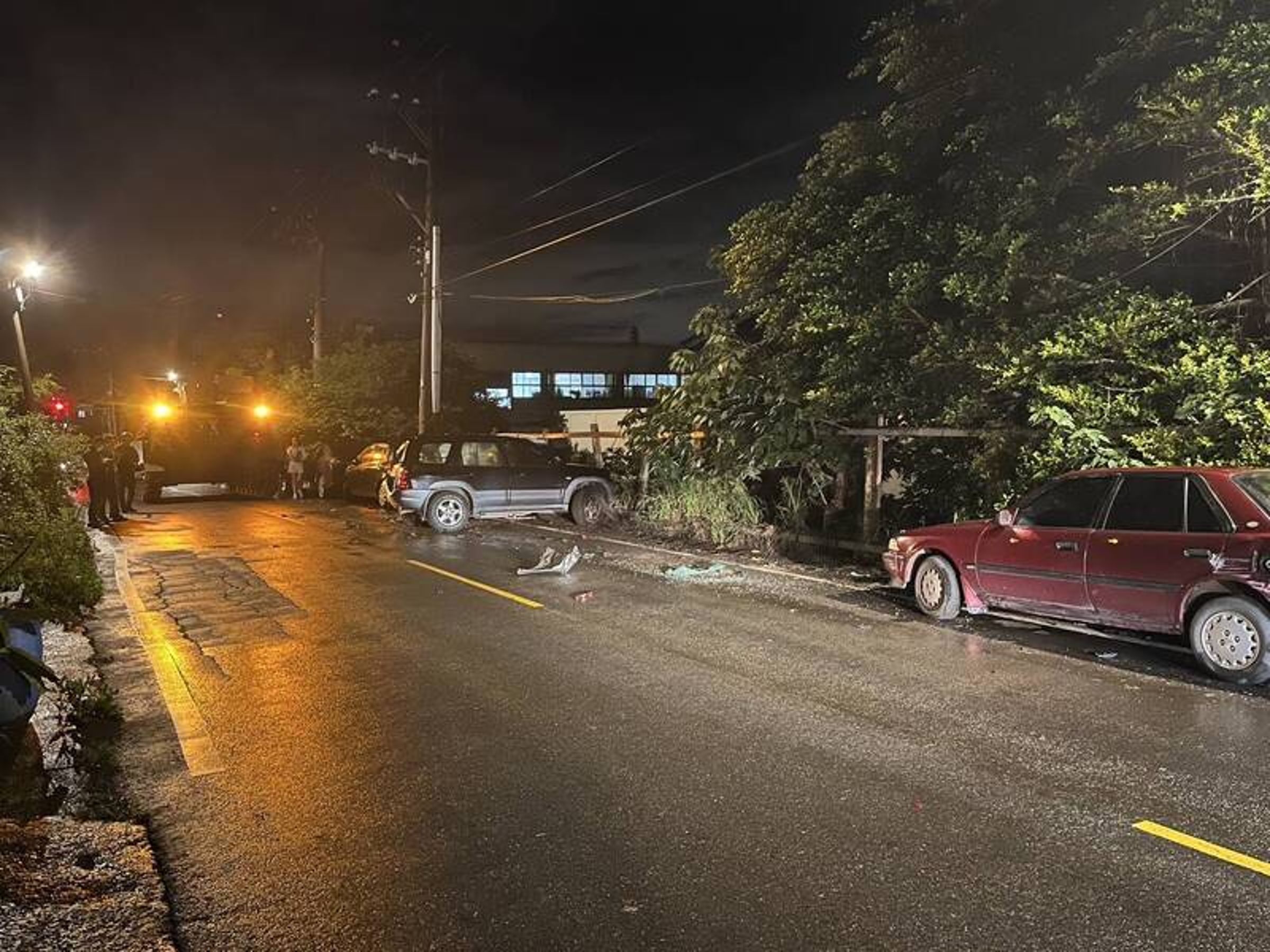 履帶車相當龐大,在楊梅電研路幾乎占據雙向車道。(翻攝畫面)