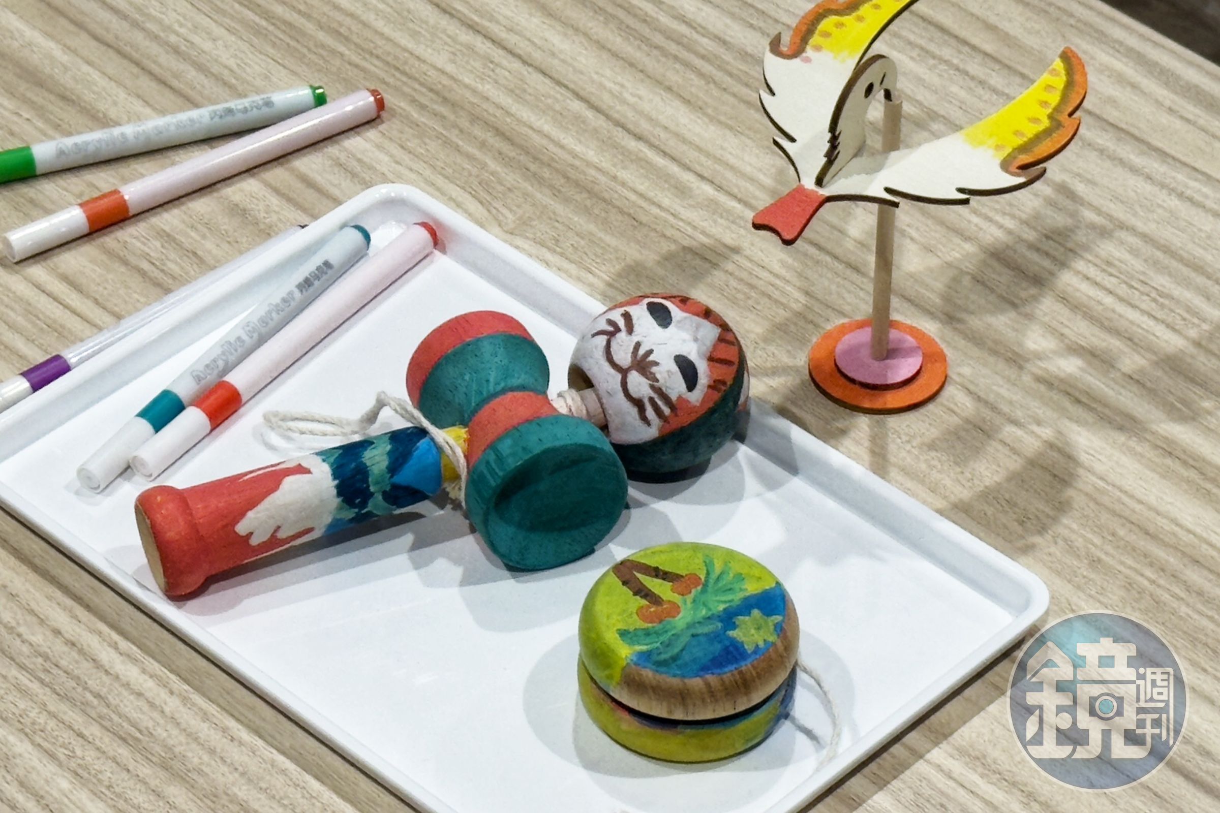 飯店在暑期的每天16:00~17:00會推出「古早味玩具三件組DIY」,讓小朋友可以手繪溜溜球、平衡鳥與劍玉。(300元/人)