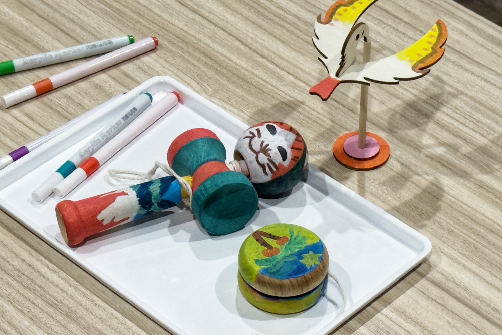 飯店在暑期的每天16：00～17：00會推出「古早味玩具三件組DIY」，讓小朋友可以手繪溜溜球、平衡鳥與劍玉。（300元／人）