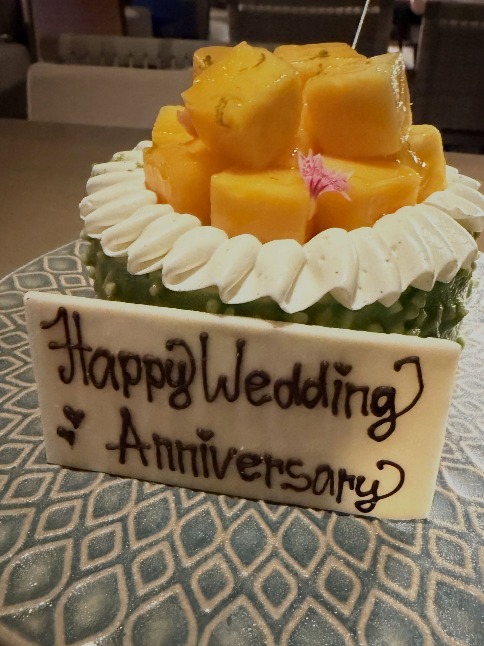 吳亞馨與老公慶祝結婚4週年，吃蛋糕紀念重要時刻。（翻攝maggiewu1008 IG）