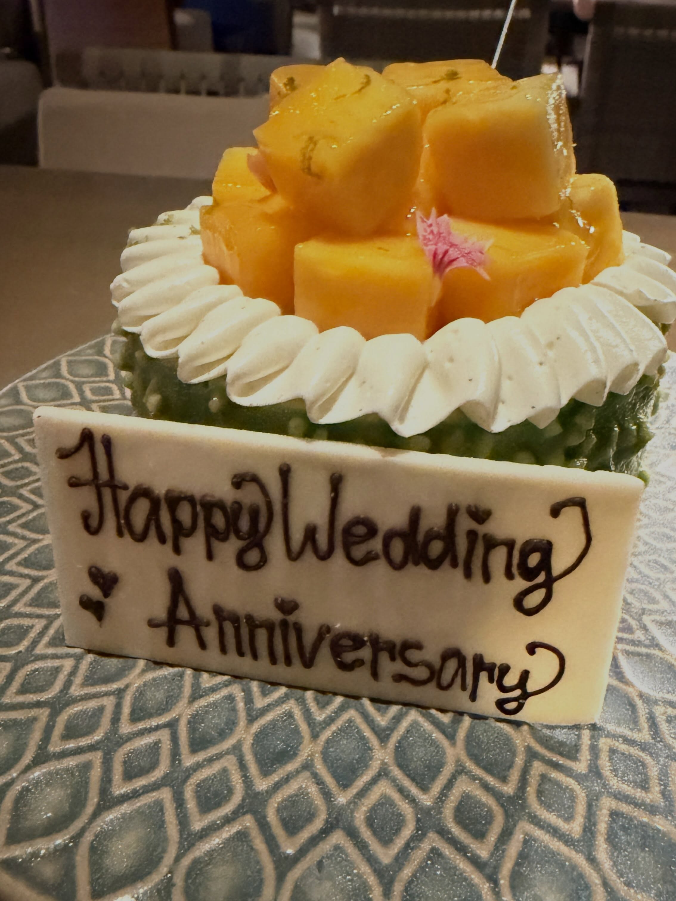 吳亞馨與老公慶祝結婚4週年，吃蛋糕紀念重要時刻。（翻攝maggiewu1008 IG）