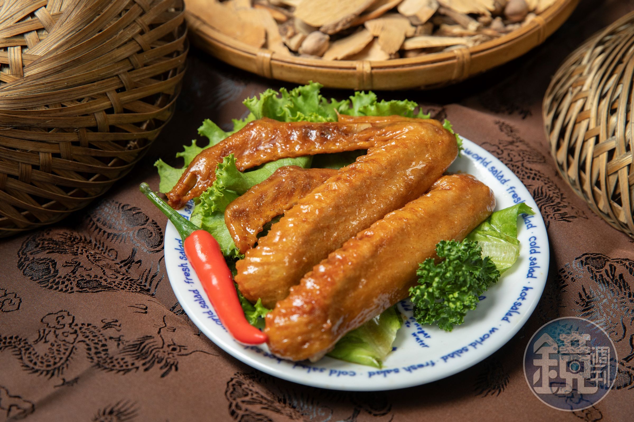 台南西井村的滷鴨翅很大支,肉質在用了蜂蜜提味後,咬嚼起來十分香甜。(70元/2隻裝)