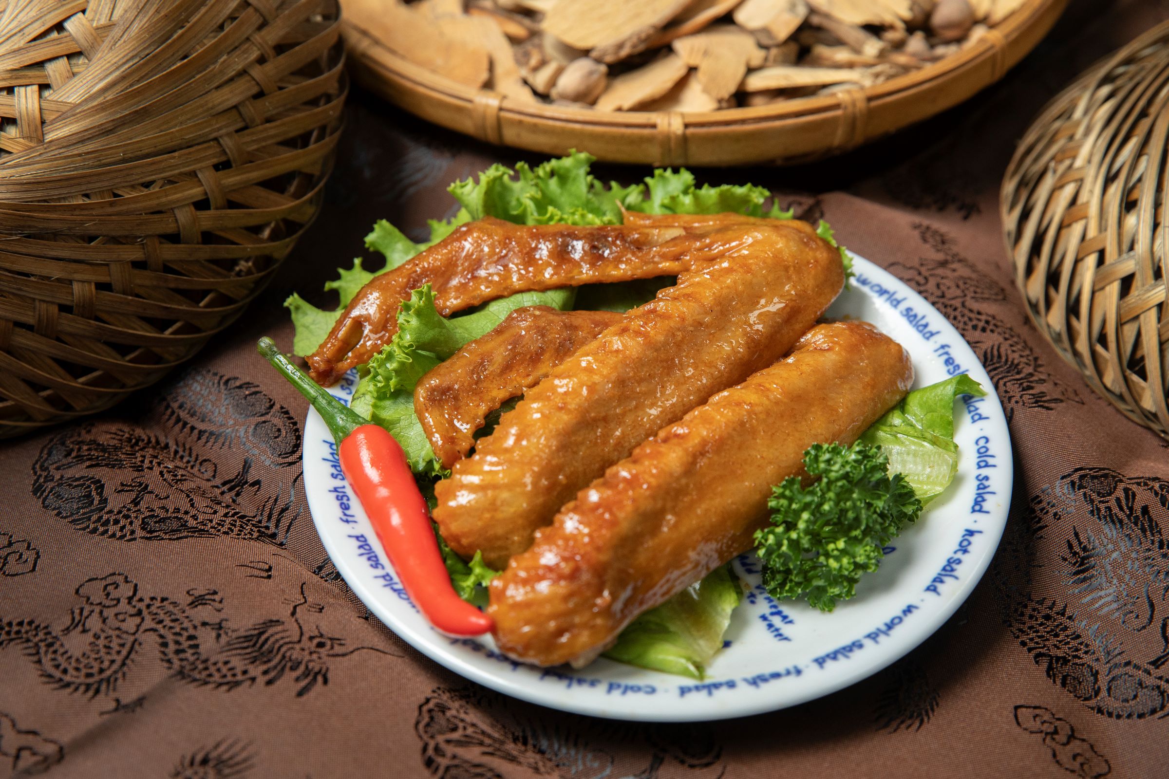 台南西井村的滷鴨翅很大支，肉質在用了蜂蜜提味後，咬嚼起來十分香甜。（70元／2隻裝）