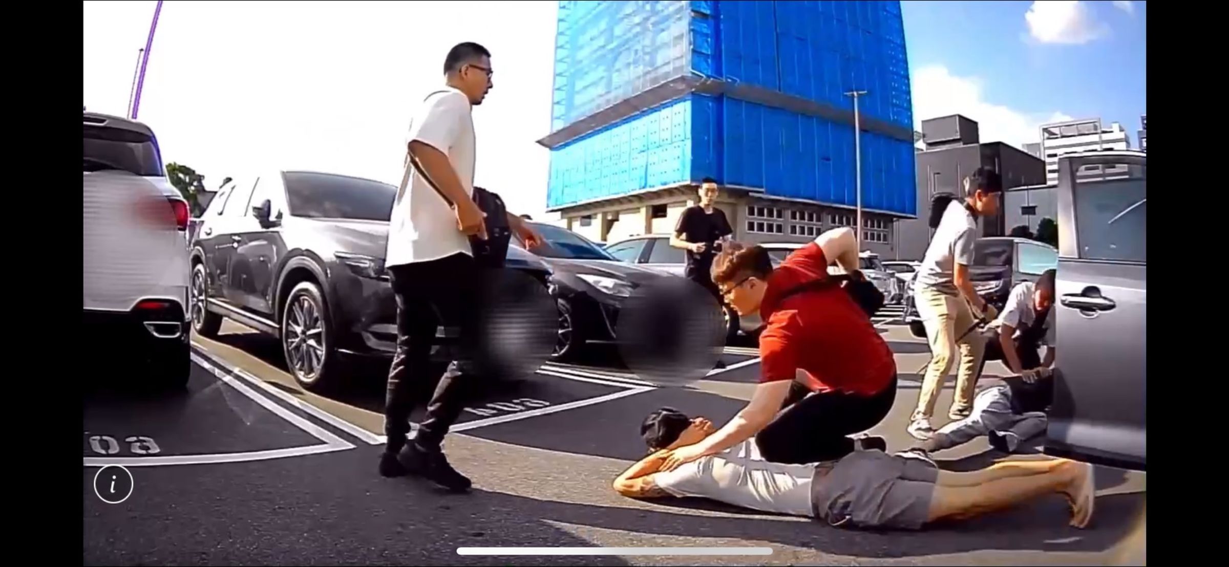 警方在美式賣場驚險逮捕藥頭。(翻攝畫面)