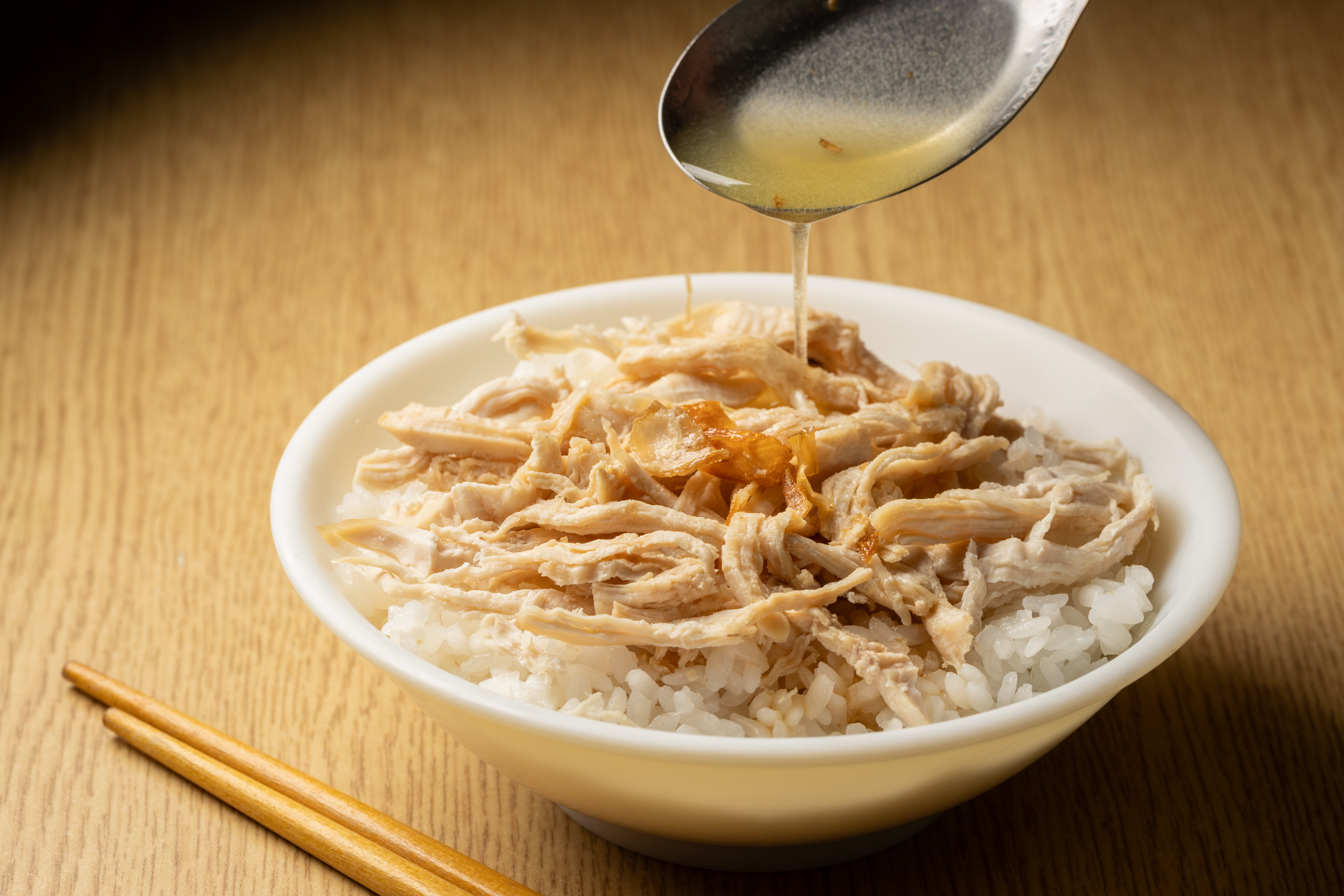 「來典小吃店」的「雞絲飯」，有嘉義雞肉飯的香氣靈魂。