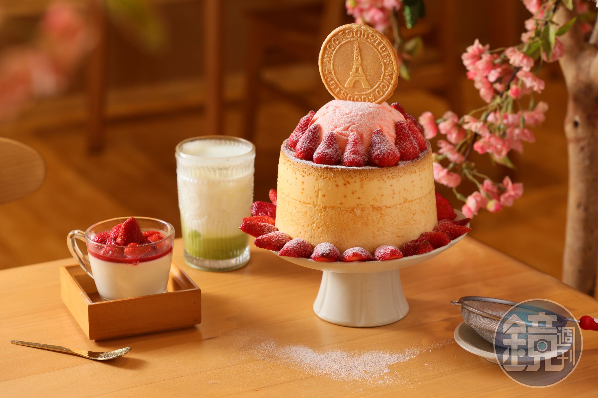 嵐山的草莓季限定商品有「草莓奶酪」（左，130元／份）、「草莓浮誇系布丁」（右，700元／份），可搭配「十勝抹茶拿鐵」（中，160元／杯）。